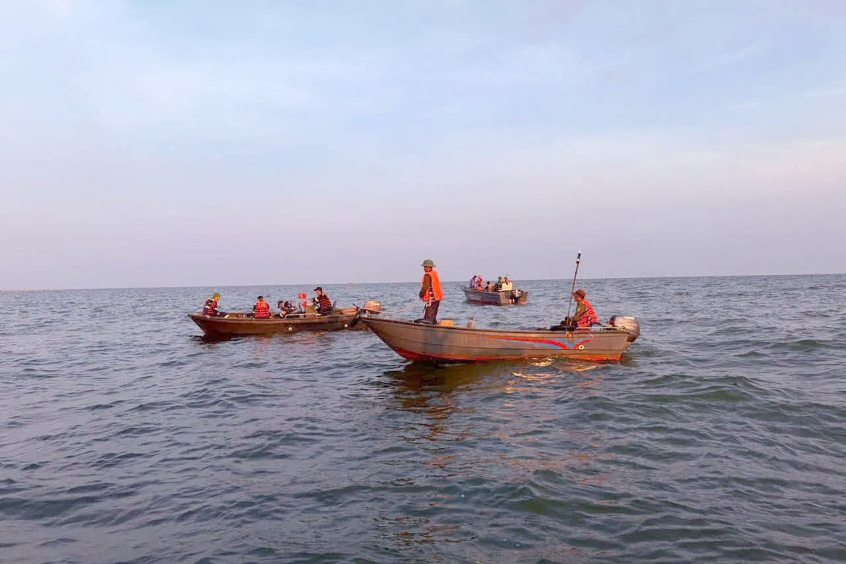 Vụ thuyền ngư d&acirc;n gặp nạn tr&ecirc;n biển: B&eacute; g&aacute;i 2 tuổi mất t&iacute;ch, bố bị thương nặng - Ảnh 1.
