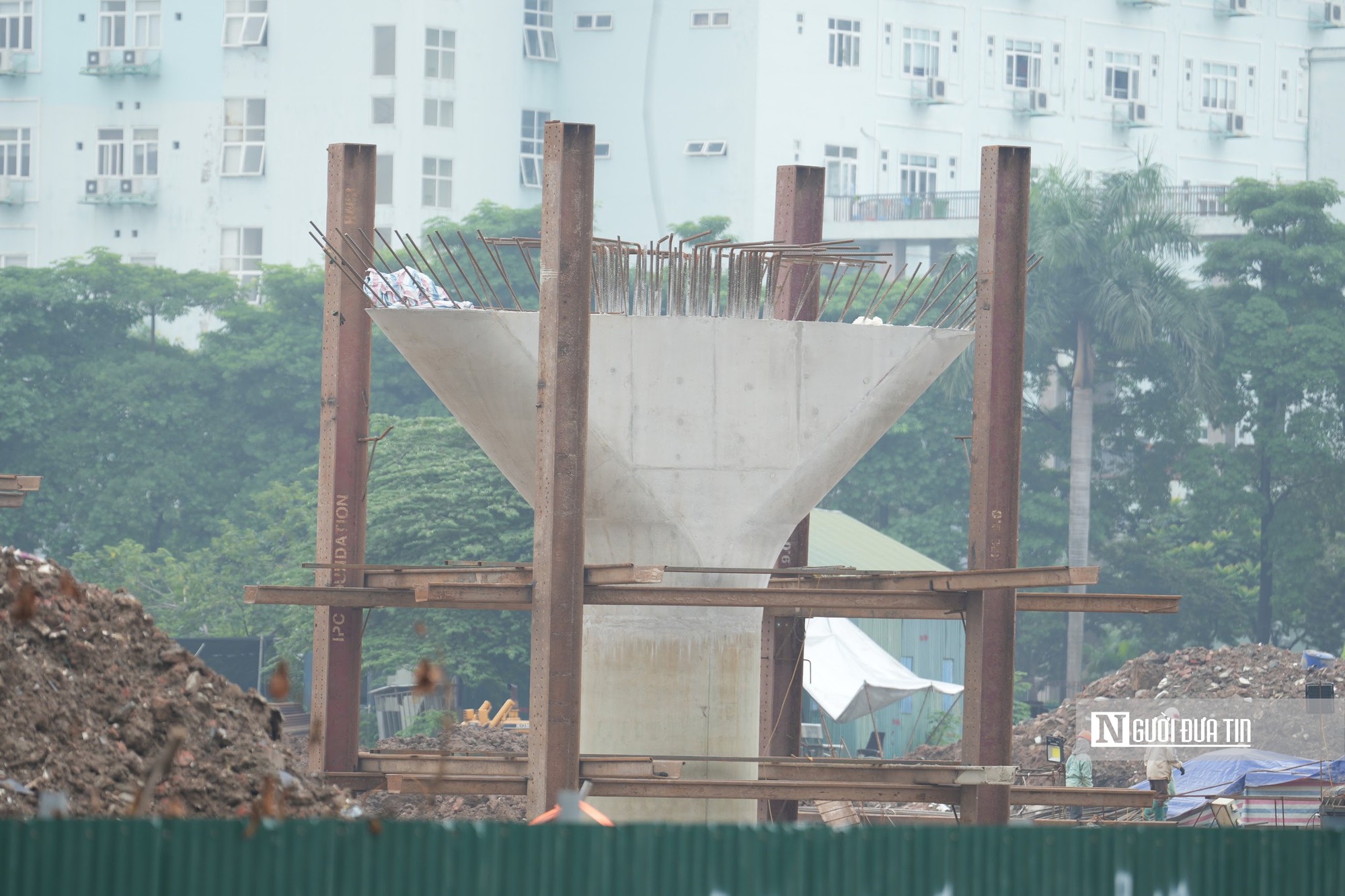 Cận cảnh nút giao Phạm Tu - đường 70 “thay áo”: Trụ cầu mọc lên, công trường tăng tốc - Ảnh 8.