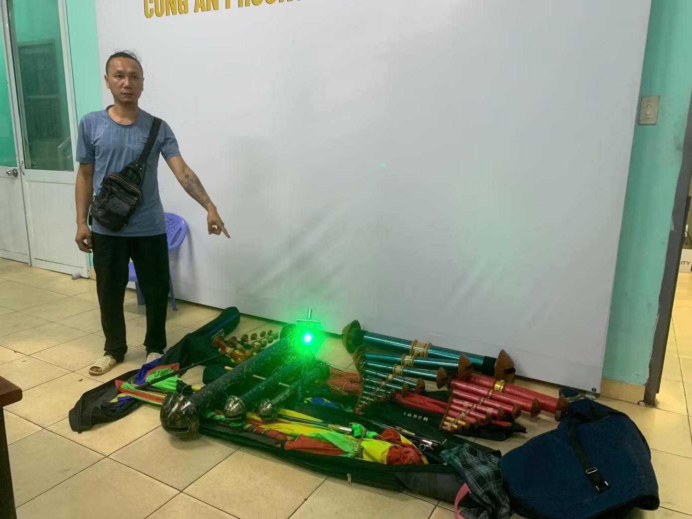 Tạm giữ 3 người thả diều khiến sân bay Tân Sơn Nhất tạm ngừng hoạt động - Ảnh 1.