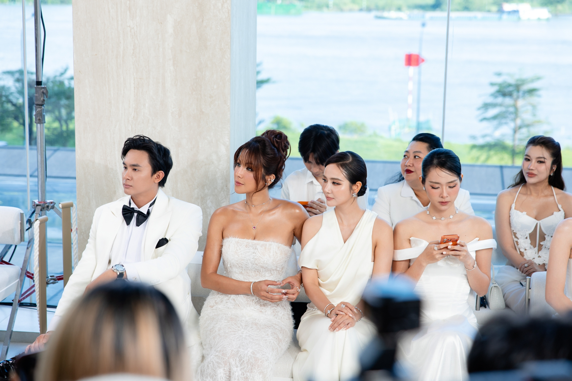 Diệp Lâm Anh công khai thể hiện cử chỉ ngọt ngào với tình trẻ kém 11 tuổi - Ảnh 2.
