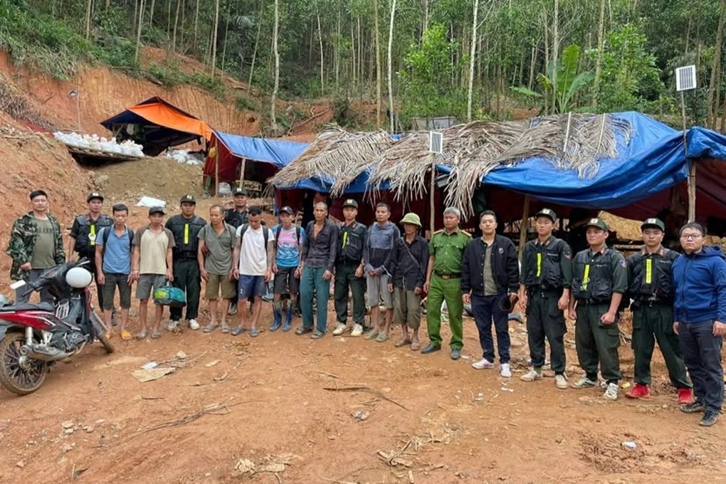 Bắt tạm giam Trưởng phân trường "làm ngơ" cho "vàng tặc" lộng hành khai thác trái phép- Ảnh 2.