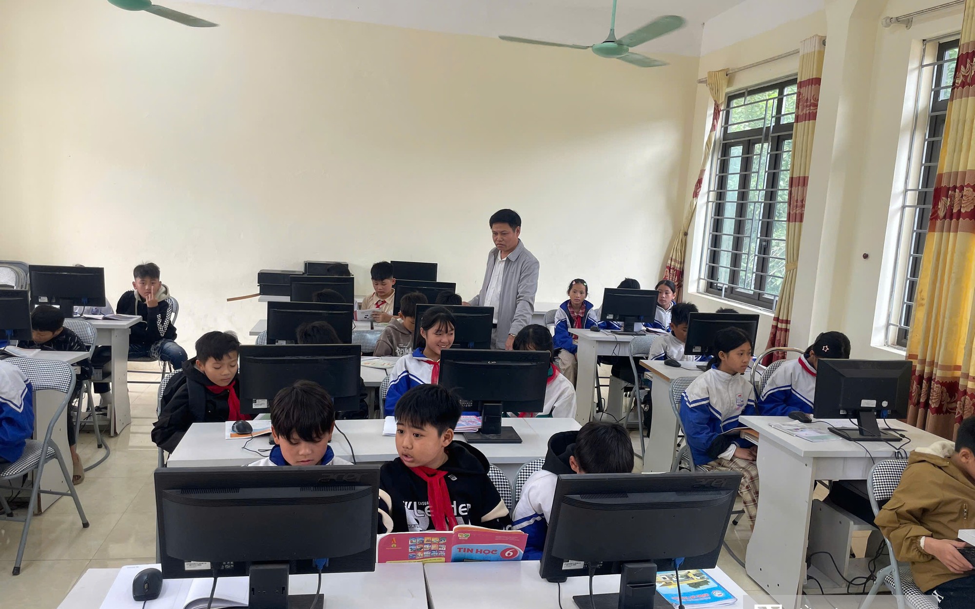 Niềm vui của người dân vùng cao khi lần đầu có đường, cầu xóa cảnh cô lập- Ảnh 13.