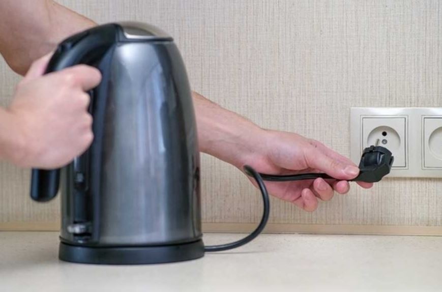 Trước khi đi ngủ, nhớ rút phích cắm 4 thiết bị điện này - Ảnh 2.