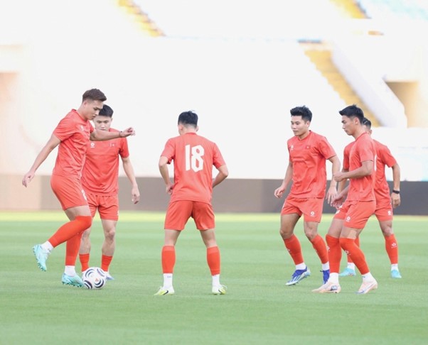 AFF Cup 2026: Tuyển Việt Nam tập trên mặt sân cỏ "lạ" ở Malaysia trước trận bán kết lượt đi - Ảnh 4.