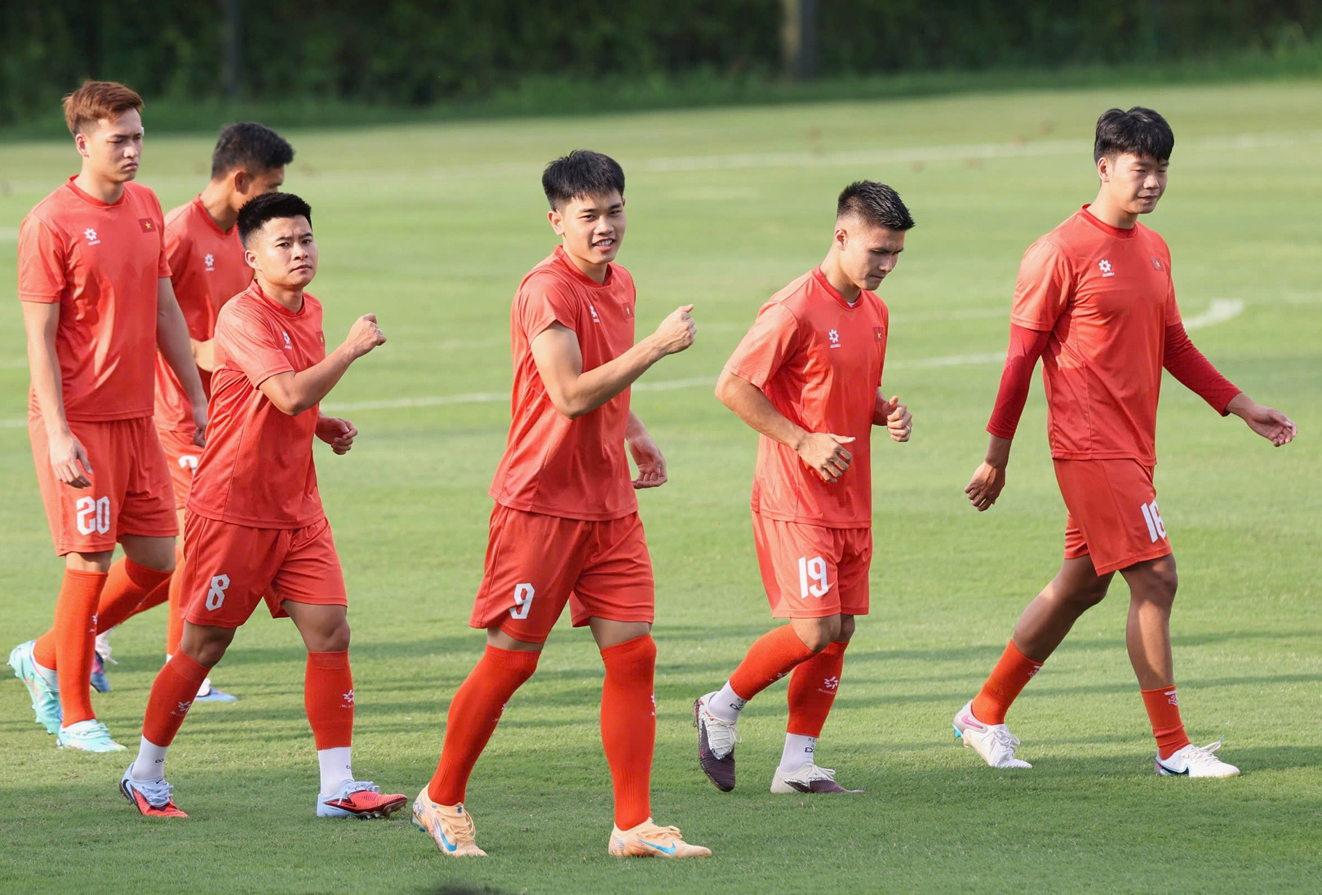AFF Cup 2026: Tuyển Việt Nam tập trên mặt sân cỏ