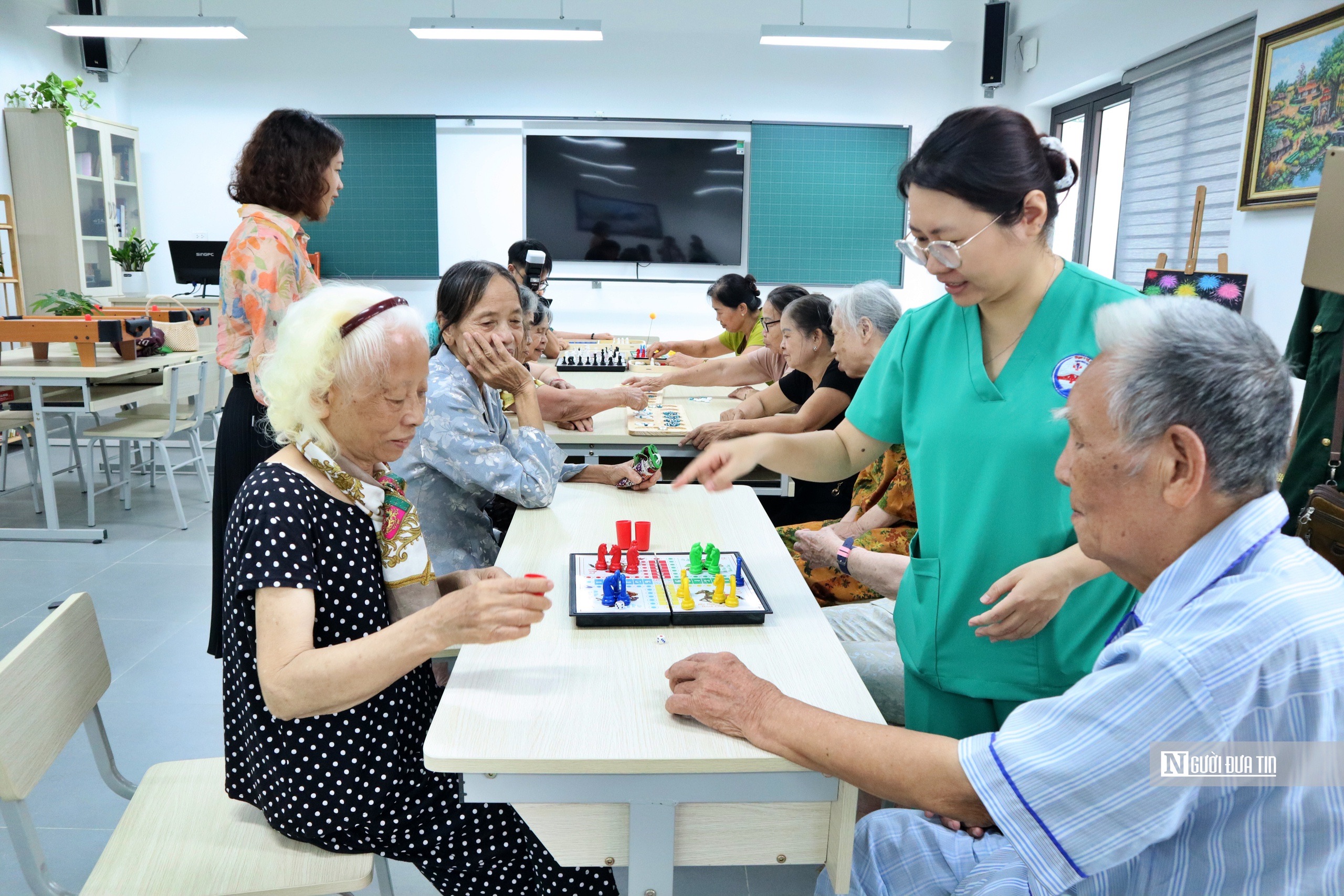 Người già tiêm