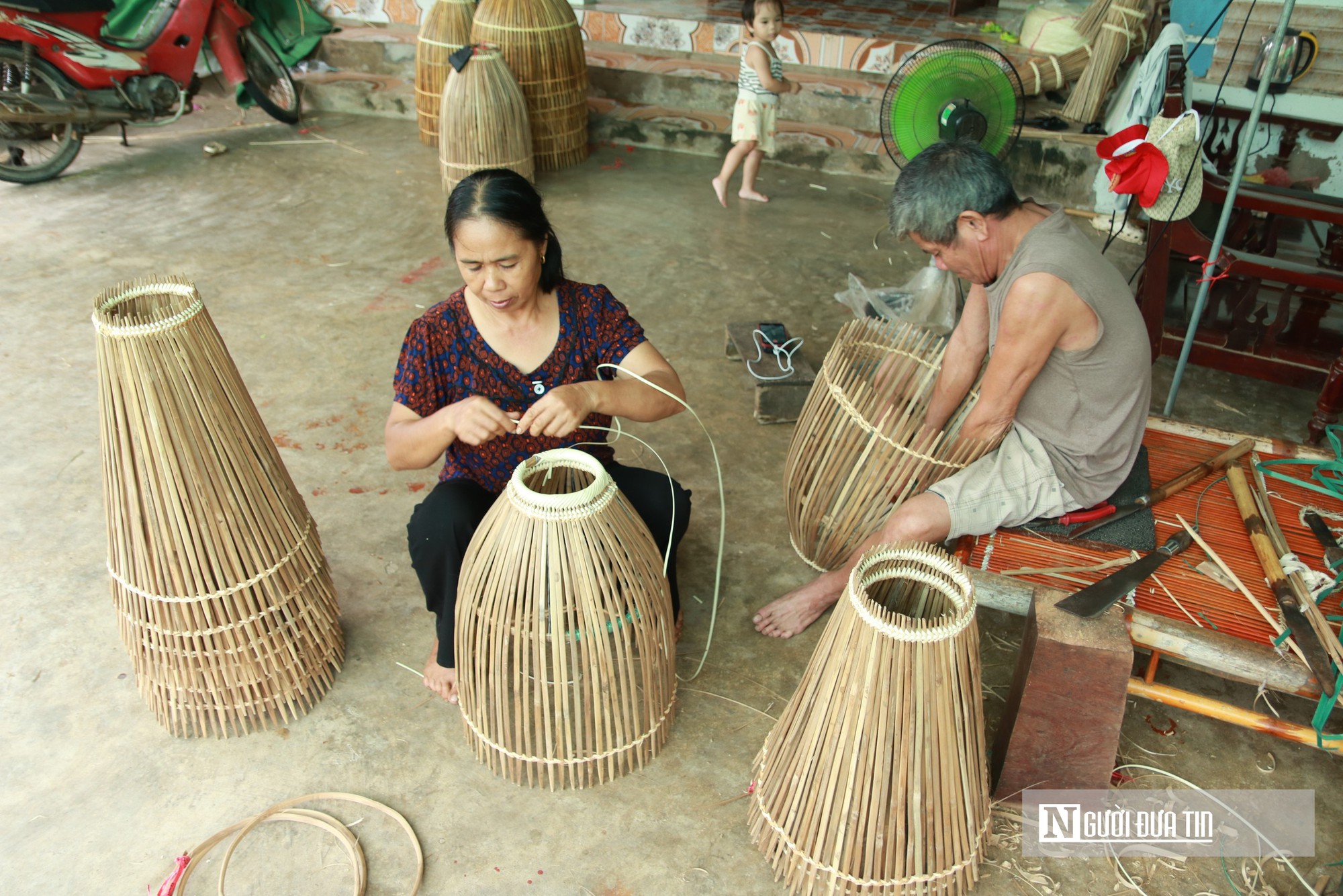 Làng nghề đan nơm tre bứt phá nhờ tư duy đổi mới đưa sản phẩm lên nền tảng số- Ảnh 2.