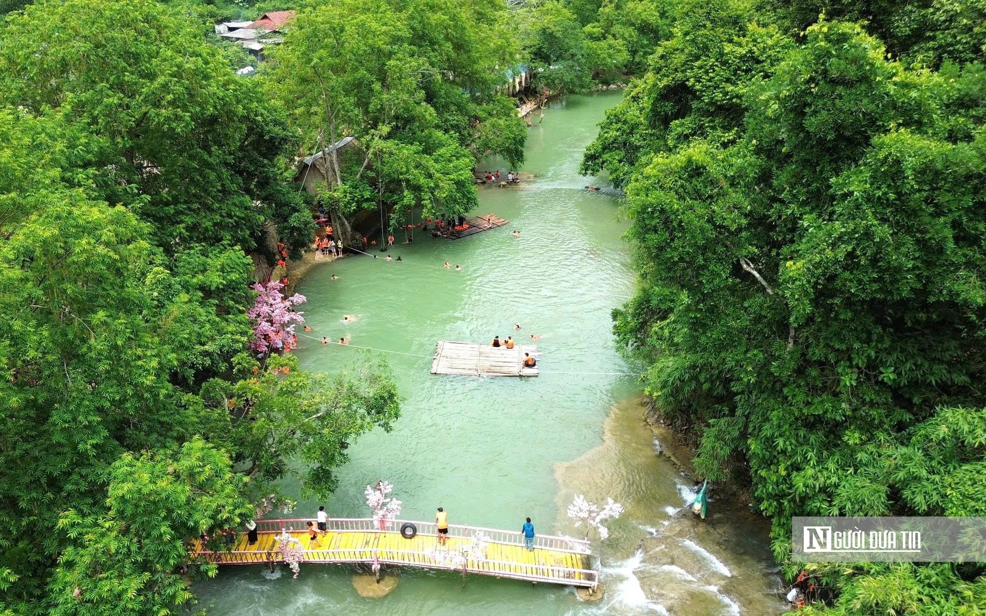 Người Đưa Tin phản ánh sông chuyển màu đen, hôi tanh 5km: Thanh Hóa giao Công an, Sở NN&MT giám sát các trại lợn- Ảnh 2.