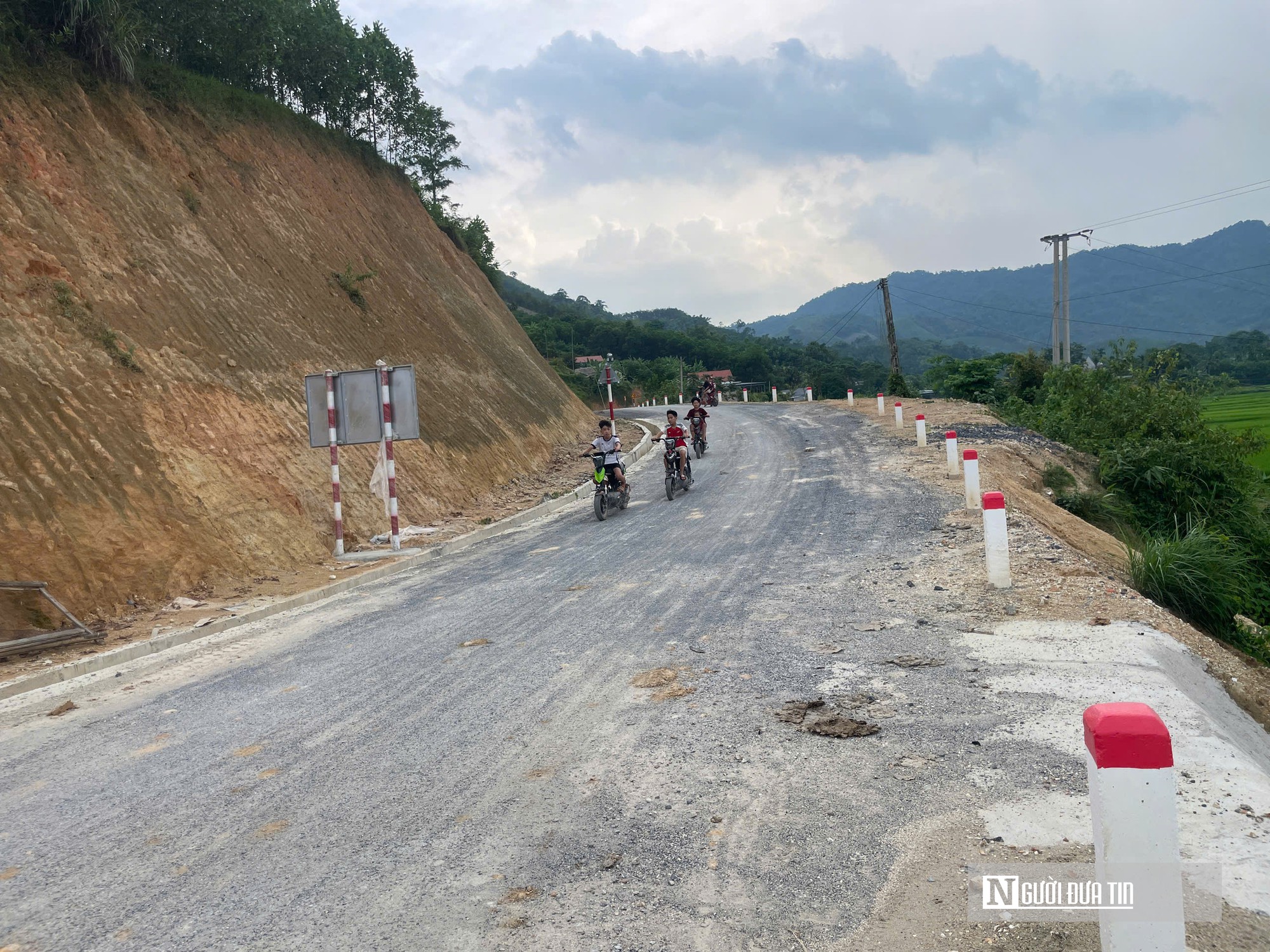 Niềm vui của người dân vùng cao khi lần đầu có đường, cầu xóa cảnh cô lập- Ảnh 7.