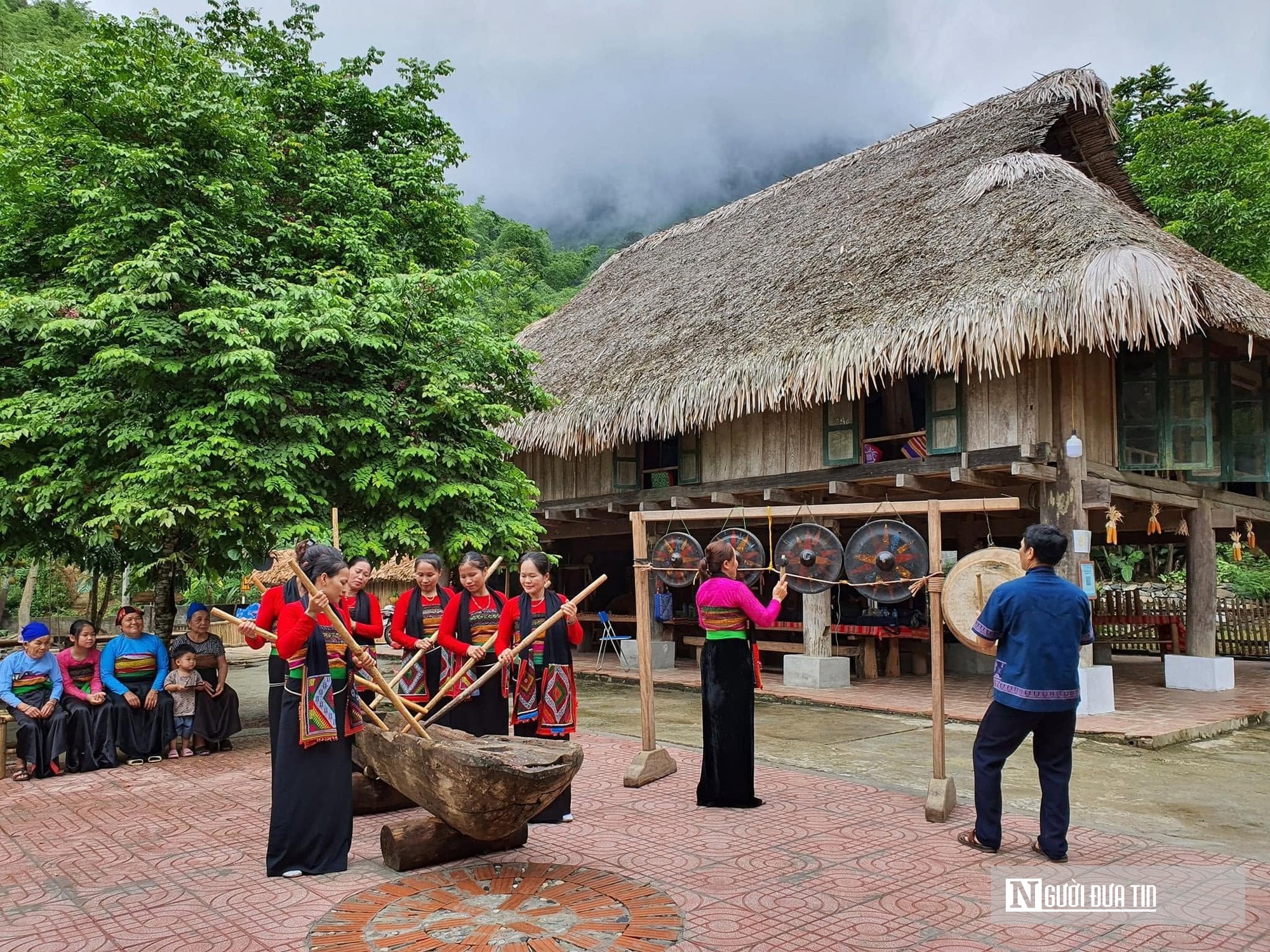 Khi nhà sàn, thổ cẩm trở thành "tài sản du lịch" của người dân miền núi- Ảnh 5.