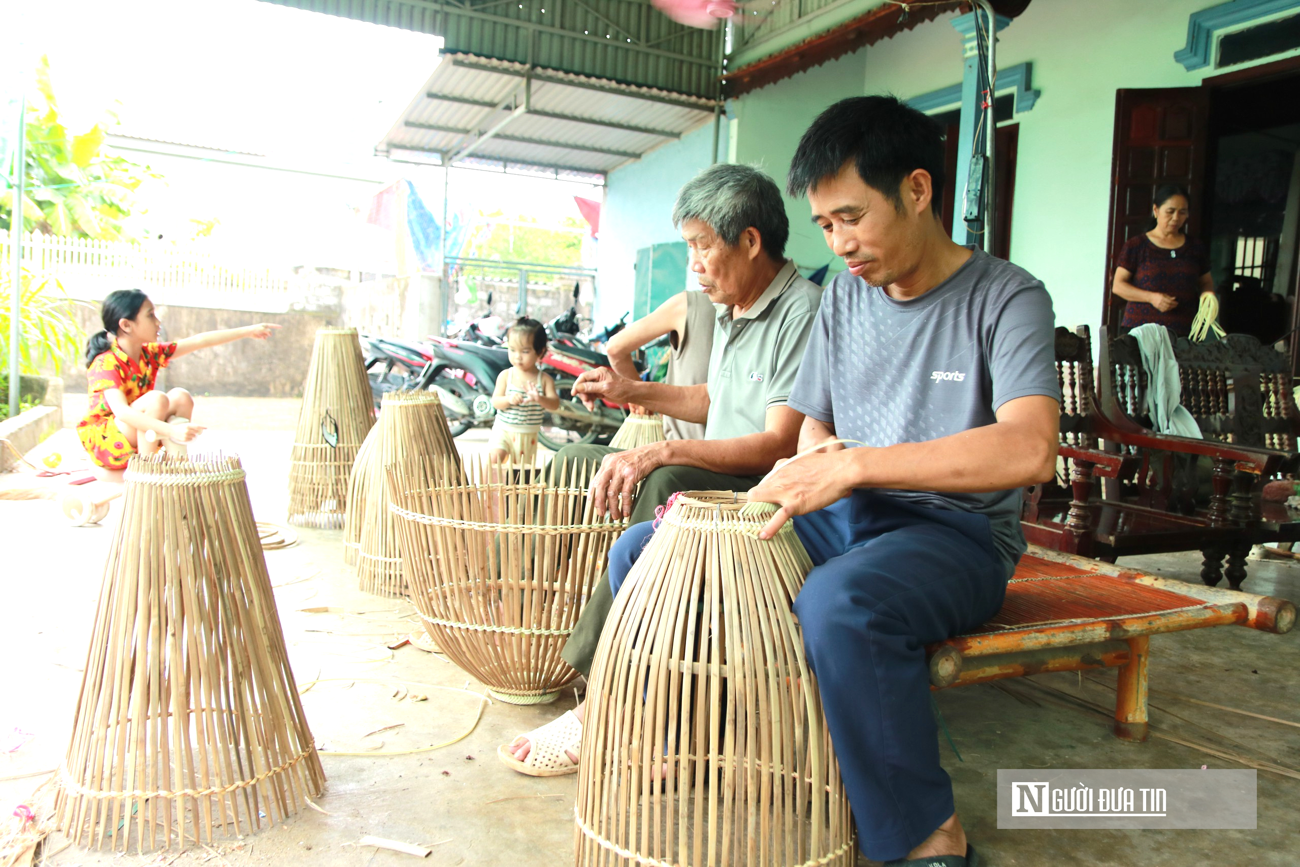 Làng nghề đan nơm tre bứt phá nhờ tư duy đổi mới đưa sản phẩm lên nền tảng số- Ảnh 1.