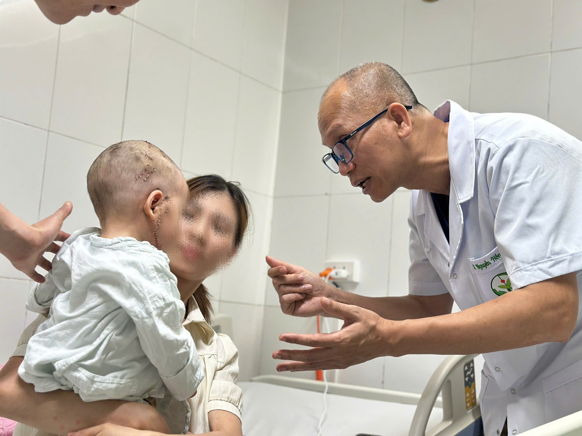 Bé trai 2 tuổi bị đa chấn thương do chó tấn công- Ảnh 1.