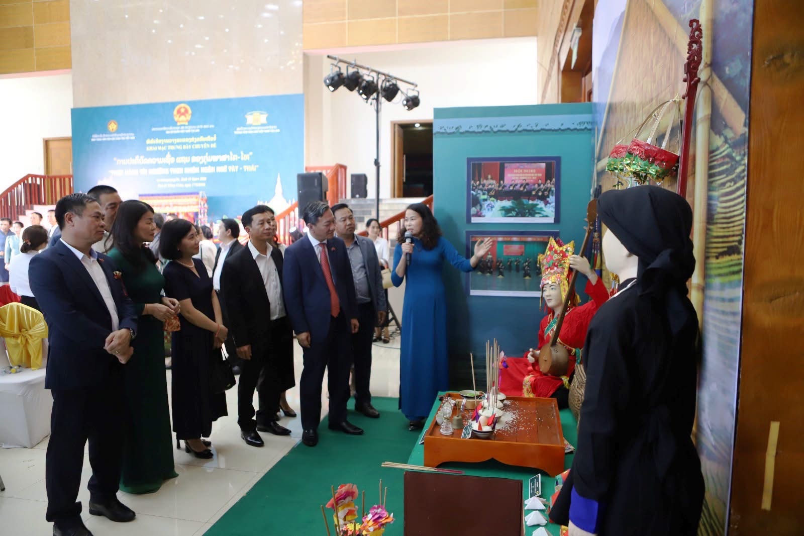 Trưng b&agrave;y chuy&ecirc;n đề "Thực h&agrave;nh t&iacute;n ngưỡng Then nh&oacute;m ng&ocirc;n ngữ T&agrave;y - Th&aacute;i" tại Trung t&acirc;m Văn h&oacute;a Việt Nam, Thủ đ&ocirc; Vi&ecirc;ng Chăn, L&agrave;o- Ảnh 3.