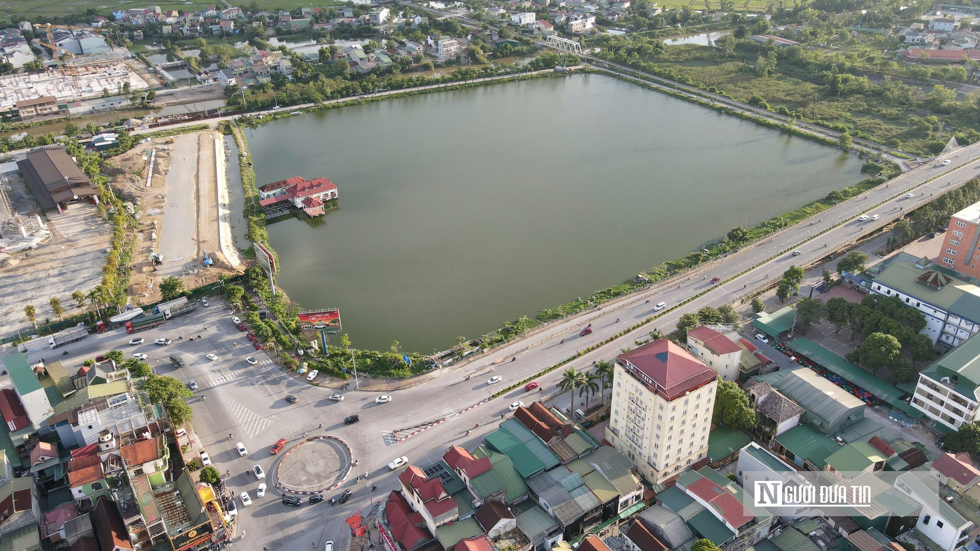 Cận cảnh hồ Cửa Nam có nhà hàng nổi bỏ hoang đề xuất thành tổ hợp thương mại mặt nước- Ảnh 1.