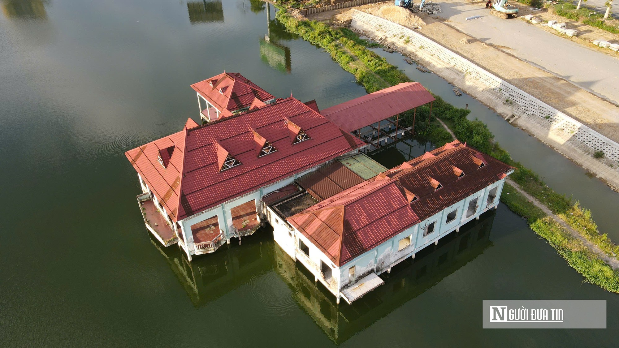 Cận cảnh hồ Cửa Nam có nhà hàng nổi bỏ hoang đề xuất thành tổ hợp thương mại mặt nước- Ảnh 2.