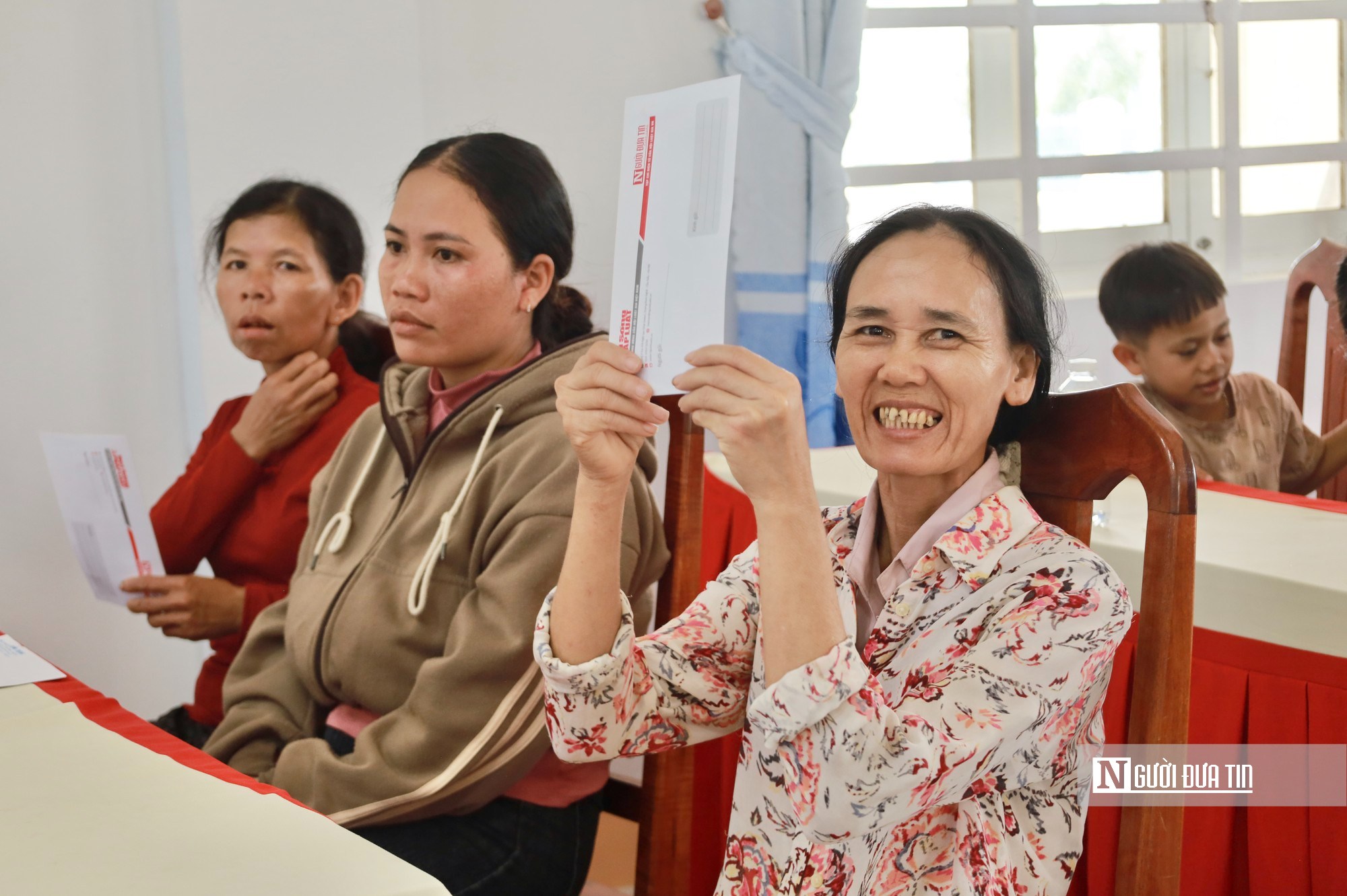 Đời sống v&agrave; Ph&aacute;p luật chung tay "tiếp sức" cho h&agrave;ng chục hộ kh&oacute; khăn ở Quảng Ng&atilde;i- Ảnh 2.