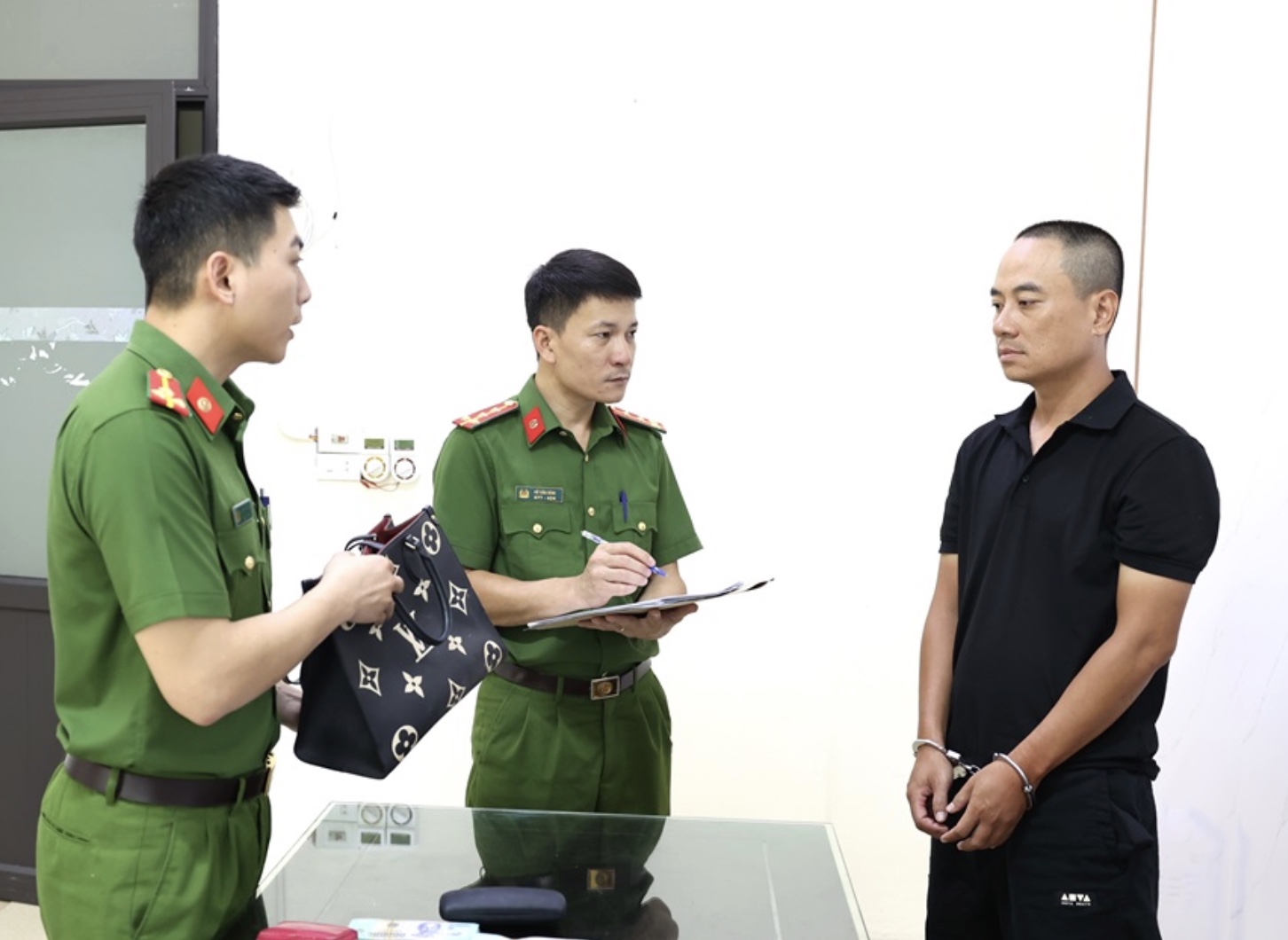 Kẻ đập k&iacute;nh &ocirc; t&ocirc; trộm gần 700 triệu đồng sa lưới sau 11 ng&agrave;y lẩn trốn- Ảnh 1.