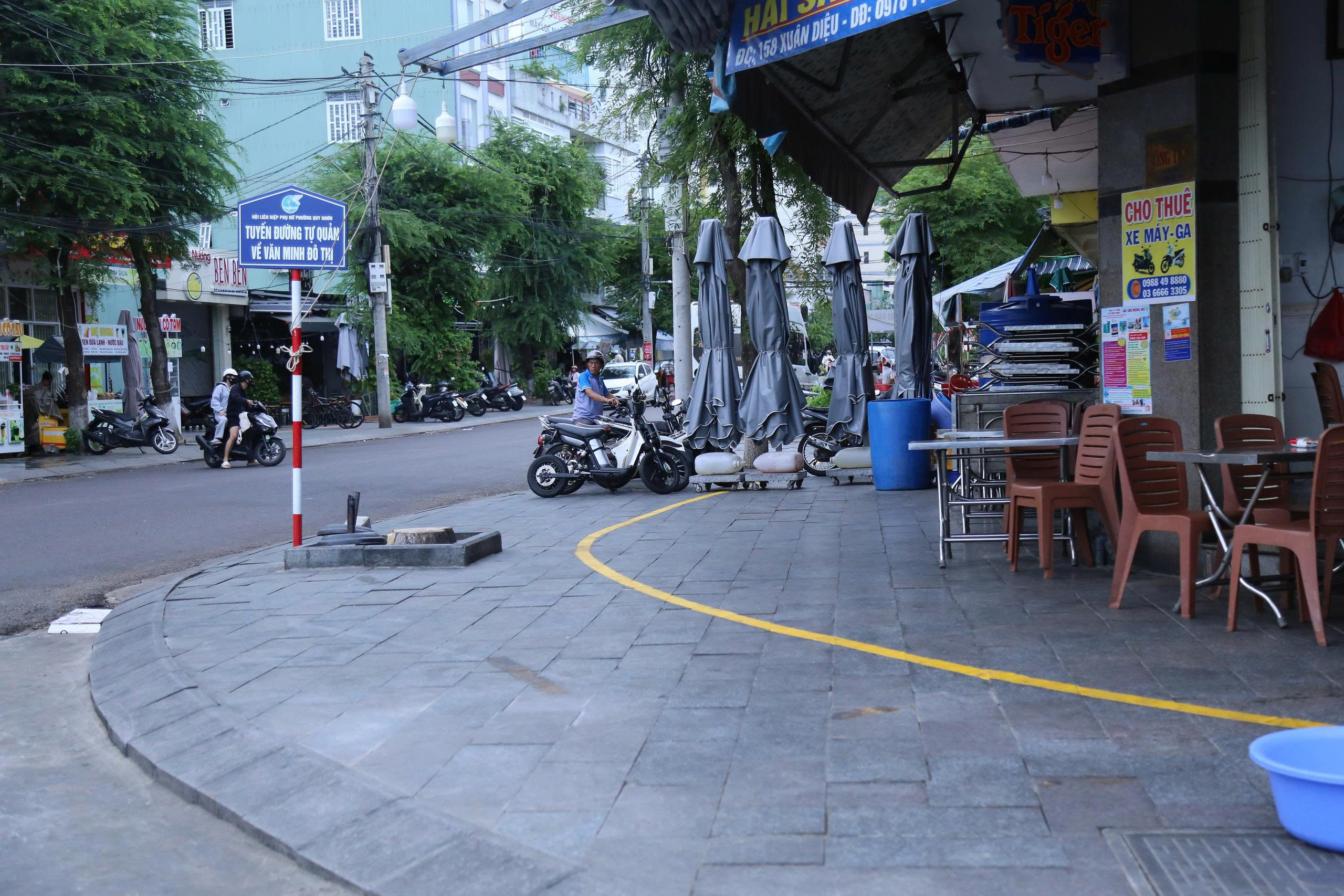Đô thị Quy Nhơn kẻ lại vỉa hè, trả không gian cho người đi bộ- Ảnh 2.