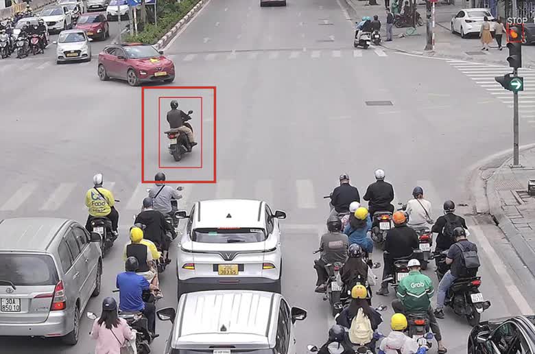 H&agrave; Nội: Hơn 1.500 phương tiện vượt đ&egrave;n đỏ bị CSGT ph&aacute;t hiện trong một th&aacute;ng - Ảnh 1.