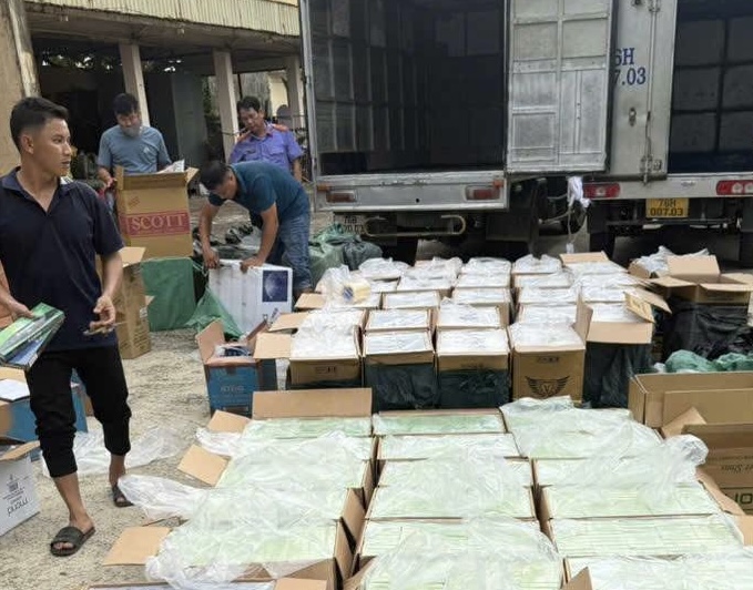 C&ocirc;ng an bắt giữ vụ bu&ocirc;n b&aacute;n hơn 50.000 bao thuốc l&aacute; nhập lậu- Ảnh 2.