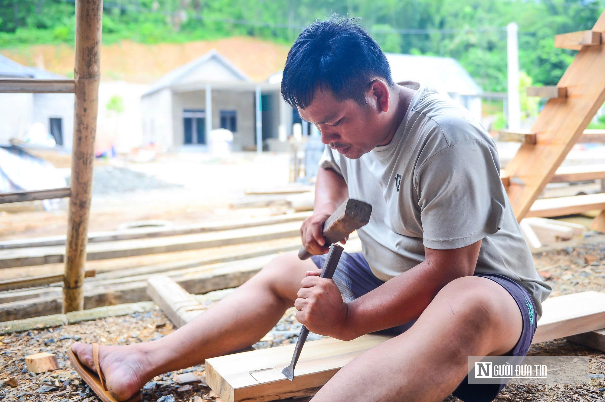 Niềm vui trong những khu tái định cư, lần đầu tiên người dân vùng cao không còn lo chạy lũ- Ảnh 2.