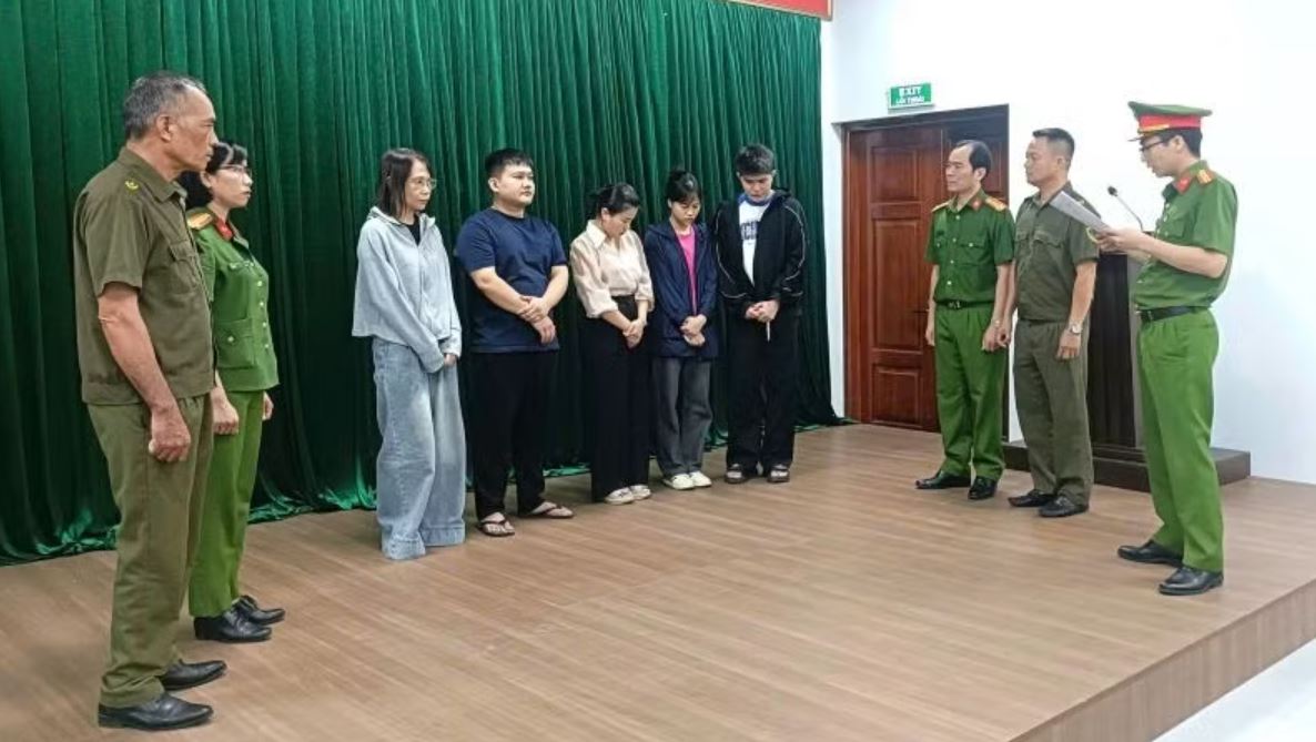 Mở spa, cho người đóng giả bác sĩ, chuyên gia để “vẽ bệnh”, lừa dối khách hàng- Ảnh 1.