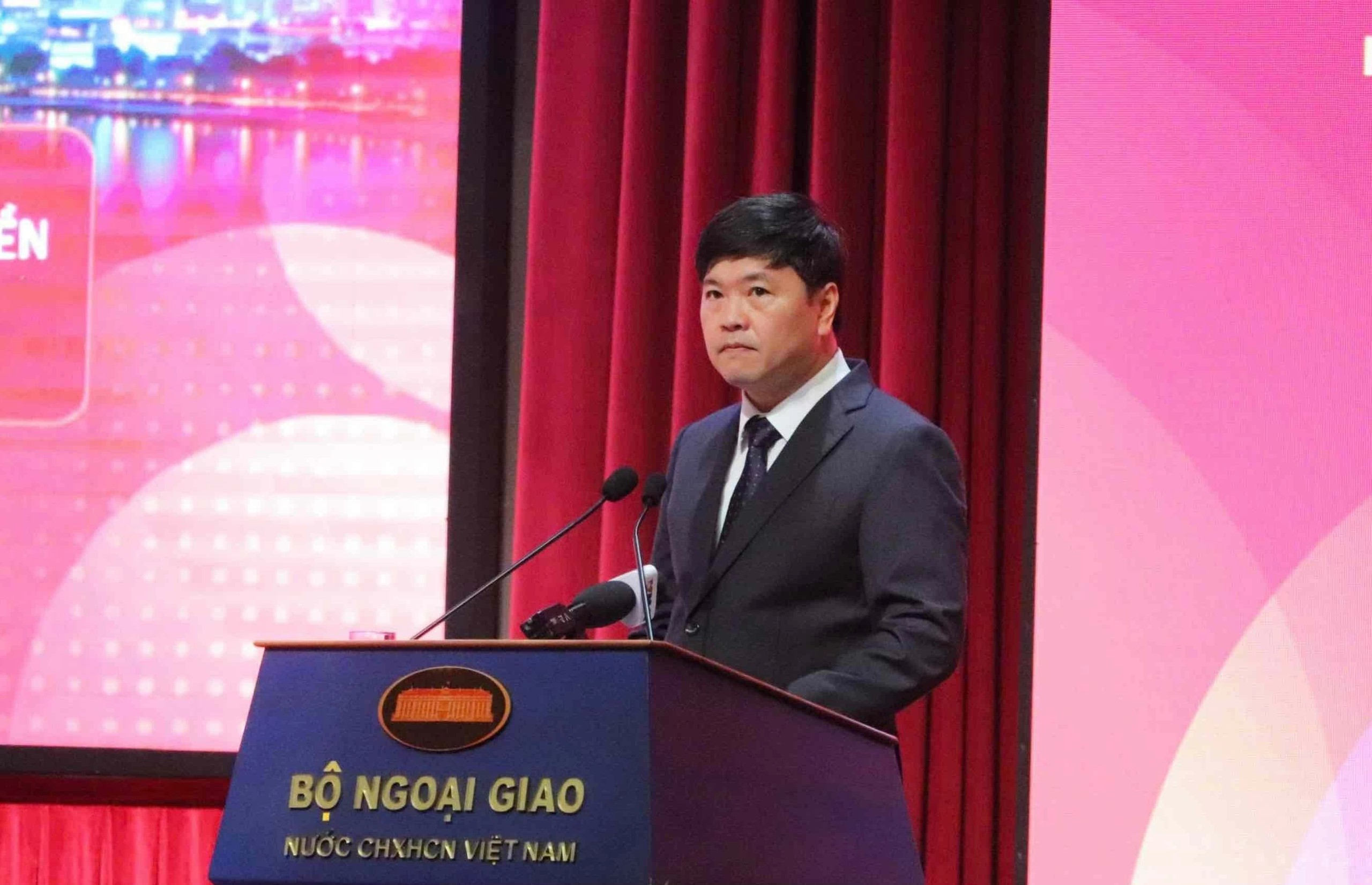 Từ cam kết quốc tế đến dòng vốn FDI: Bài toán của đối ngoại địa phương - Ảnh 1.