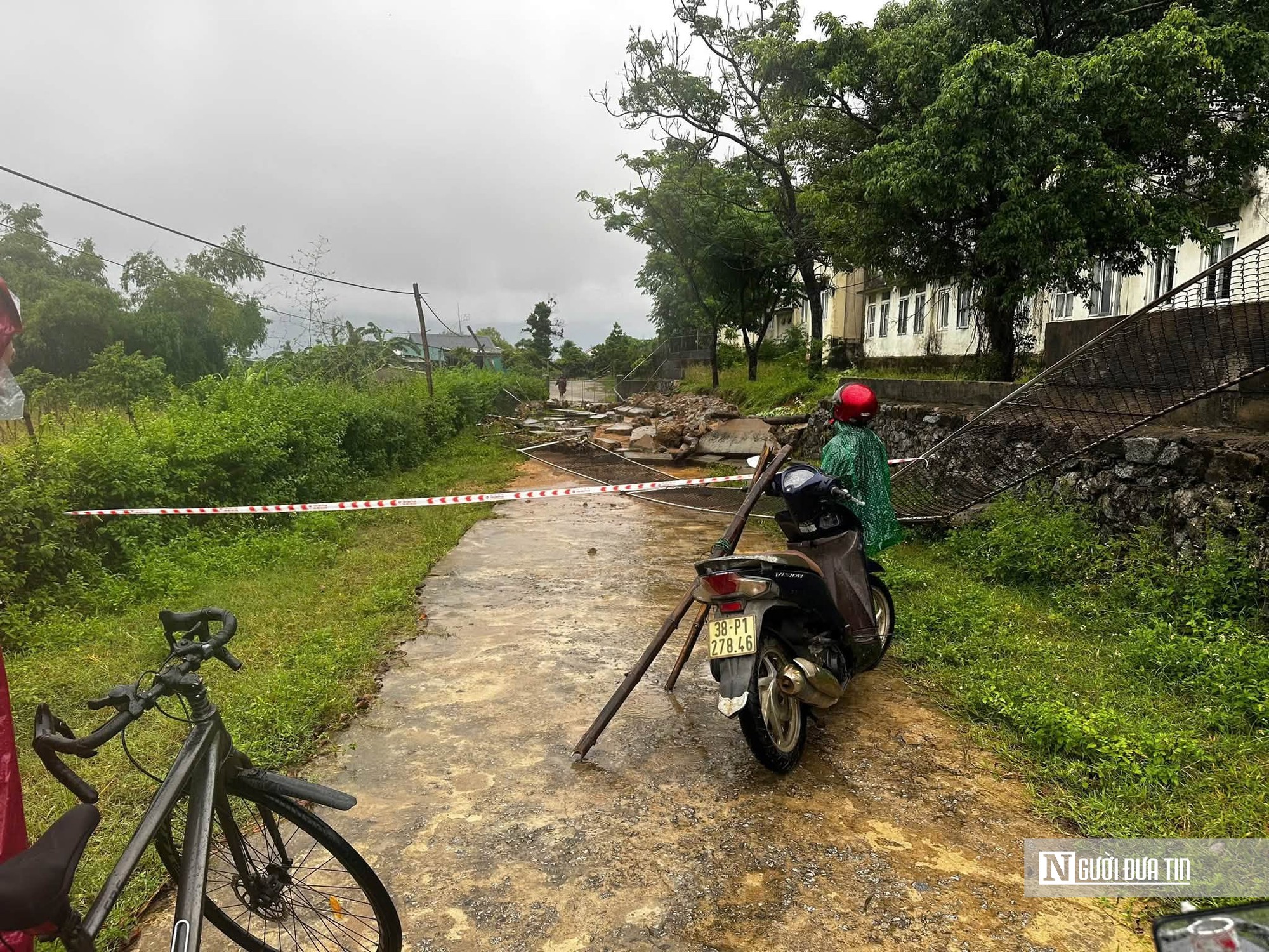 Mưa lớn ở miền Trung, nước ào vào nhà dân, chia cắt tạm thời các bản miền núi- Ảnh 1.