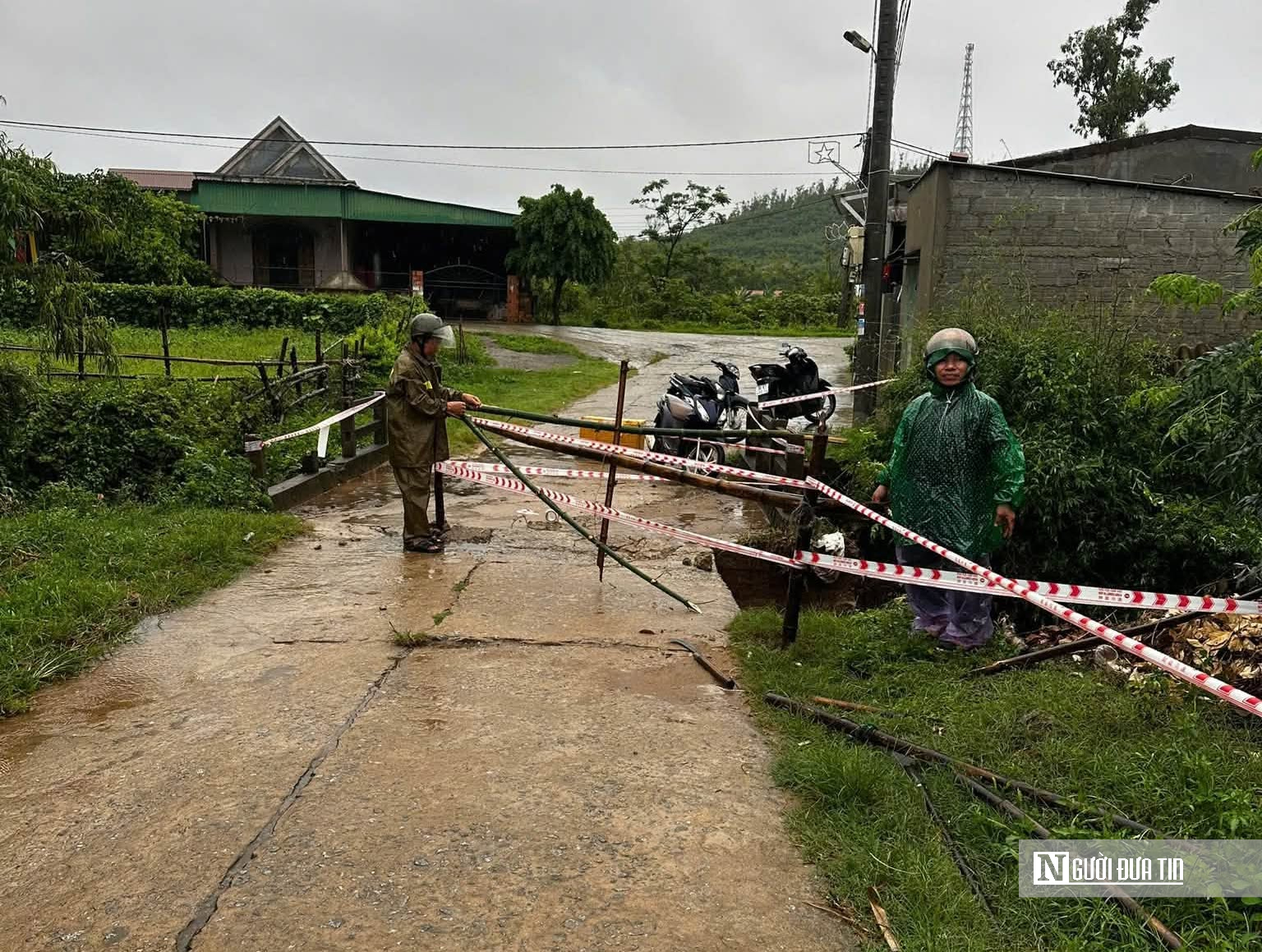 Mưa lớn ở miền Trung, nước ào vào nhà dân, chia cắt tạm thời các bản miền núi- Ảnh 3.