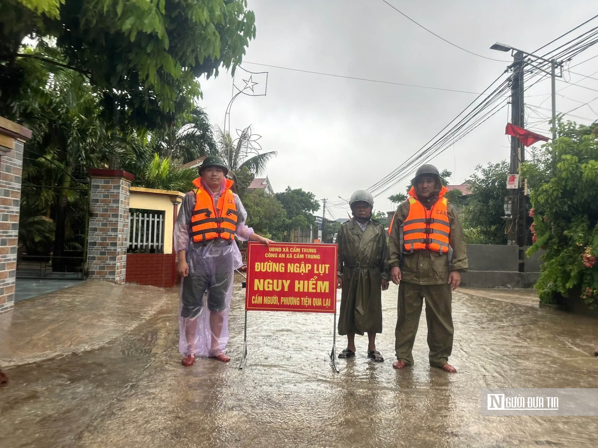 Mưa lớn ở miền Trung, nước ào vào nhà dân, chia cắt tạm thời các bản miền núi- Ảnh 5.