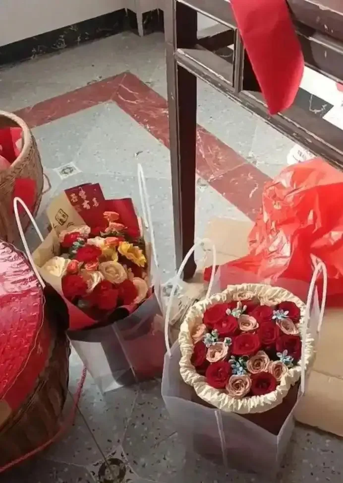 Chú rể mang giỏ tre đầy tiền đi hỏi vợ, con số phía sau gây bất ngờ - Ảnh 2.