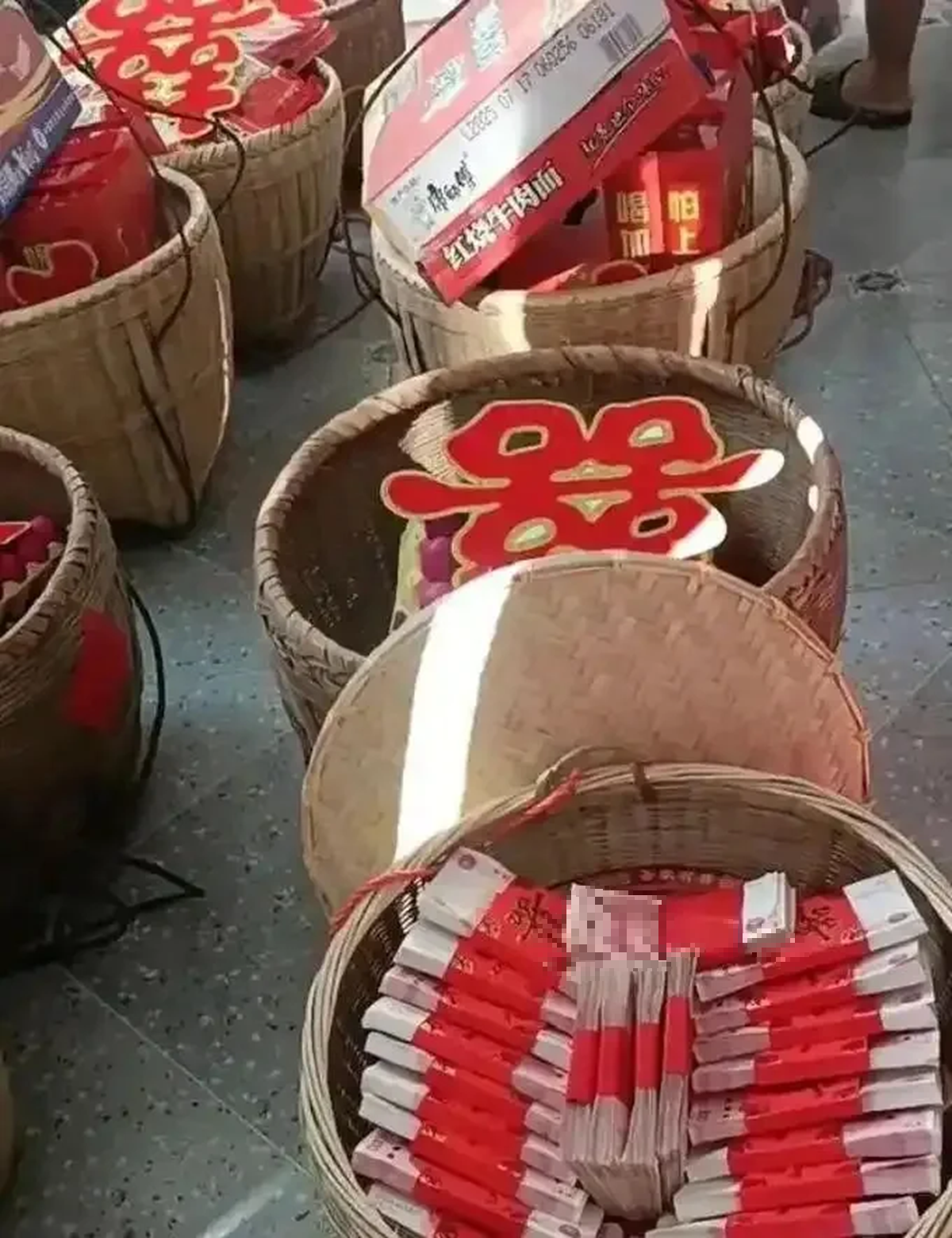 Chú rể mang giỏ tre đầy tiền đi hỏi vợ, con số phía sau gây bất ngờ - Ảnh 1.