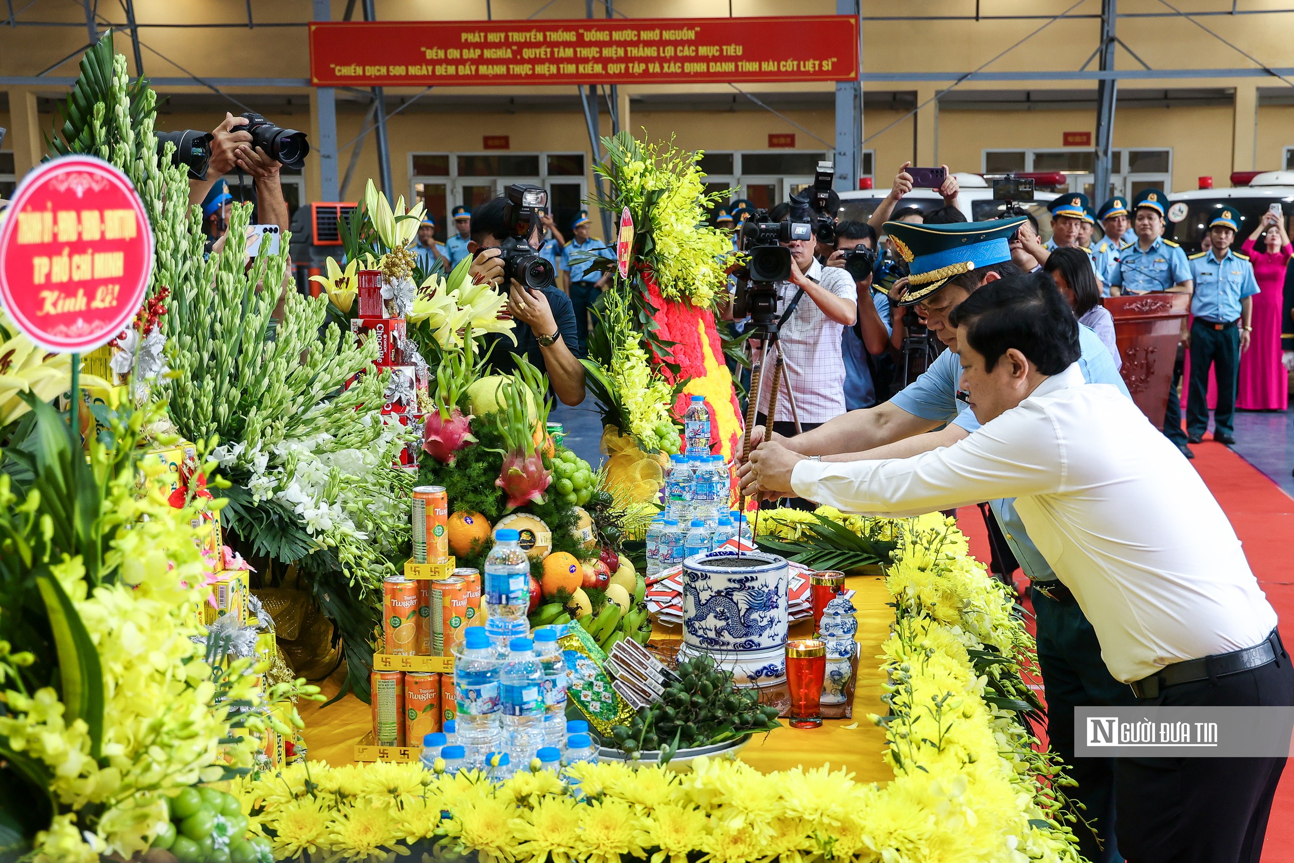 Chuyến bay đặc biệt đến Hà Nội mang theo hàng nghìn hy vọng xác nhận danh tính liệt sĩ- Ảnh 12.