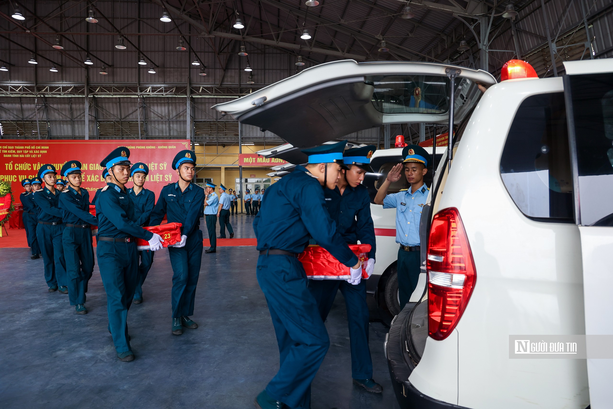 Chuyến bay đặc biệt đến Hà Nội mang theo hàng nghìn hy vọng xác nhận danh tính liệt sĩ- Ảnh 17.