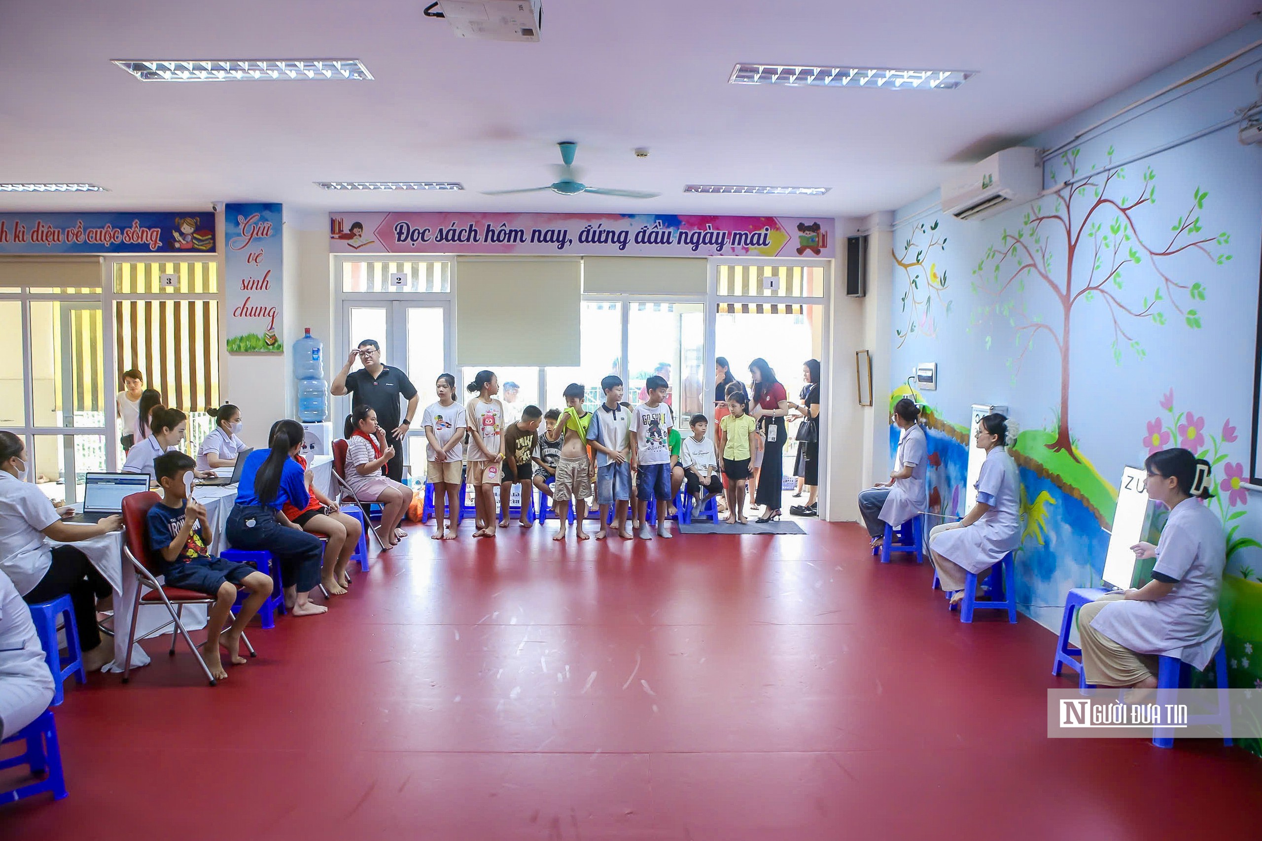 Hà Nội đồng loạt triển khai khám sức khỏe cho trẻ em, học sinh trước thềm năm học mới- Ảnh 10.