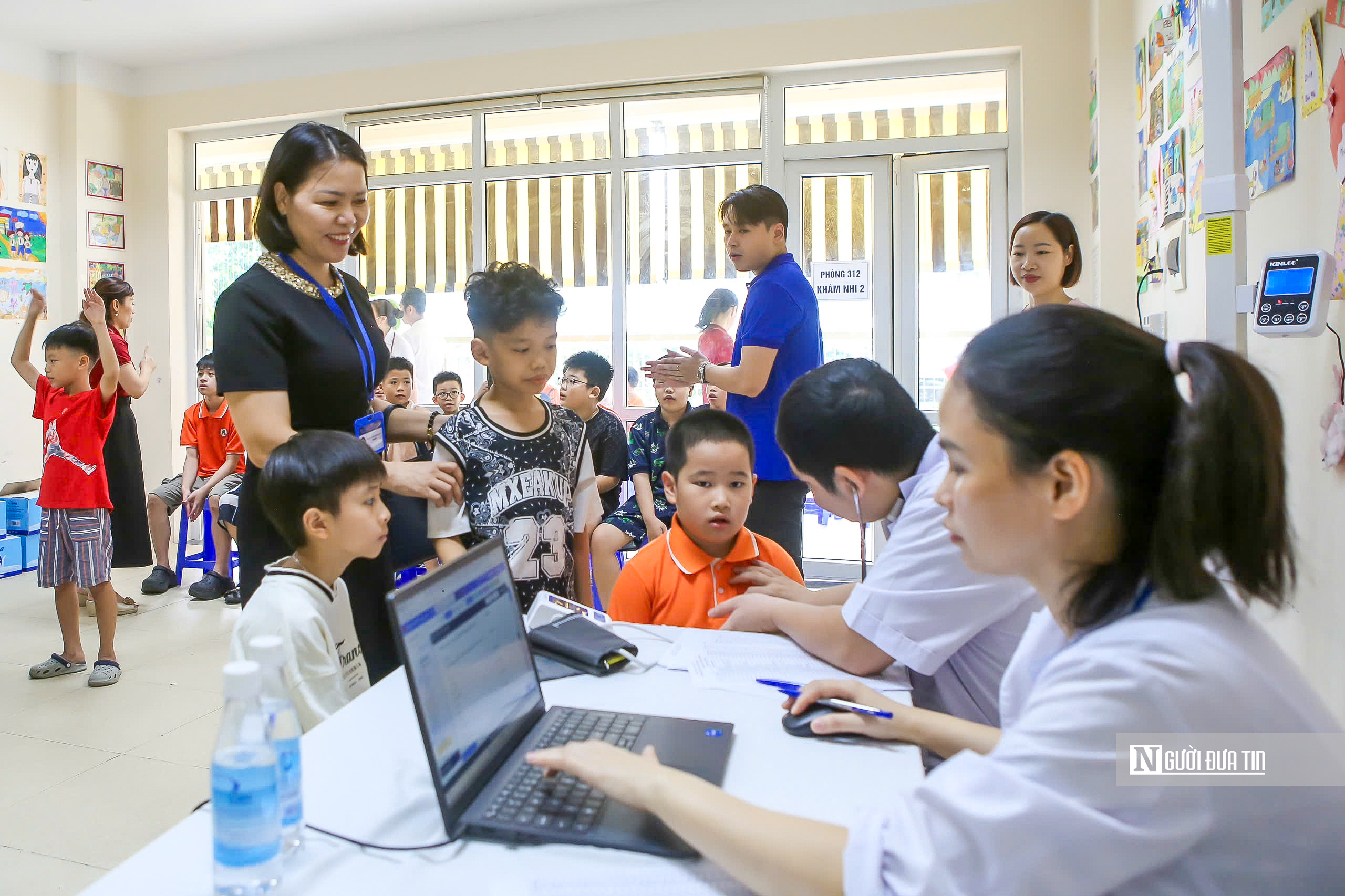 Hà Nội đồng loạt triển khai khám sức khỏe cho trẻ em, học sinh trước thềm năm học mới- Ảnh 12.