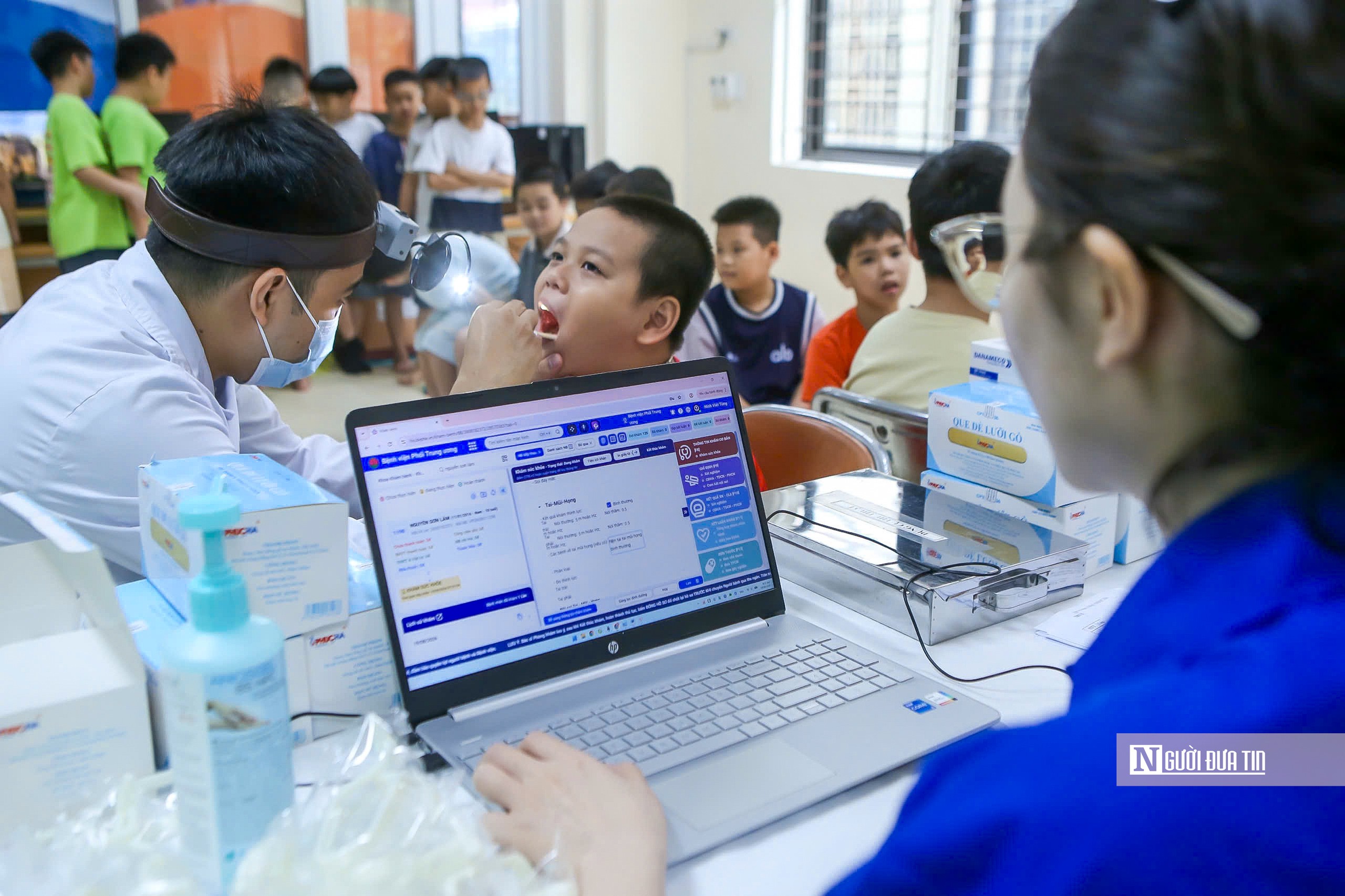 Hà Nội đồng loạt triển khai khám sức khỏe cho trẻ em, học sinh trước thềm năm học mới- Ảnh 7.