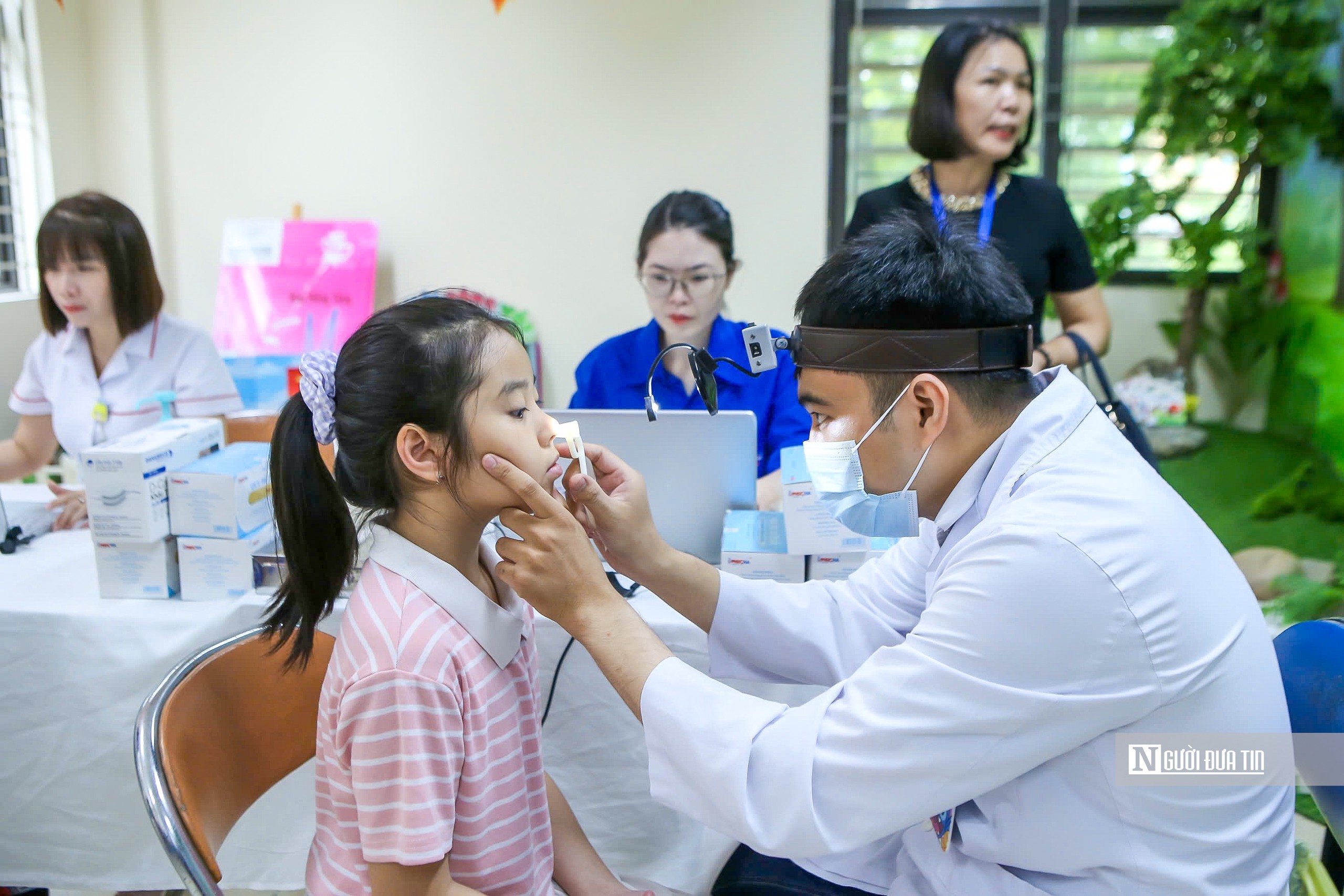 Hà Nội đồng loạt triển khai khám sức khỏe cho trẻ em, học sinh trước thềm năm học mới- Ảnh 8.