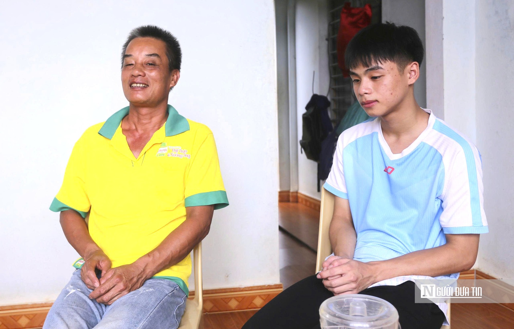 Cậu học trò nghèo xa mẹ từ 2 tuổi, mò cua bắt ốc mưu sinh đỗ Học viện chính trị - Ảnh 1.