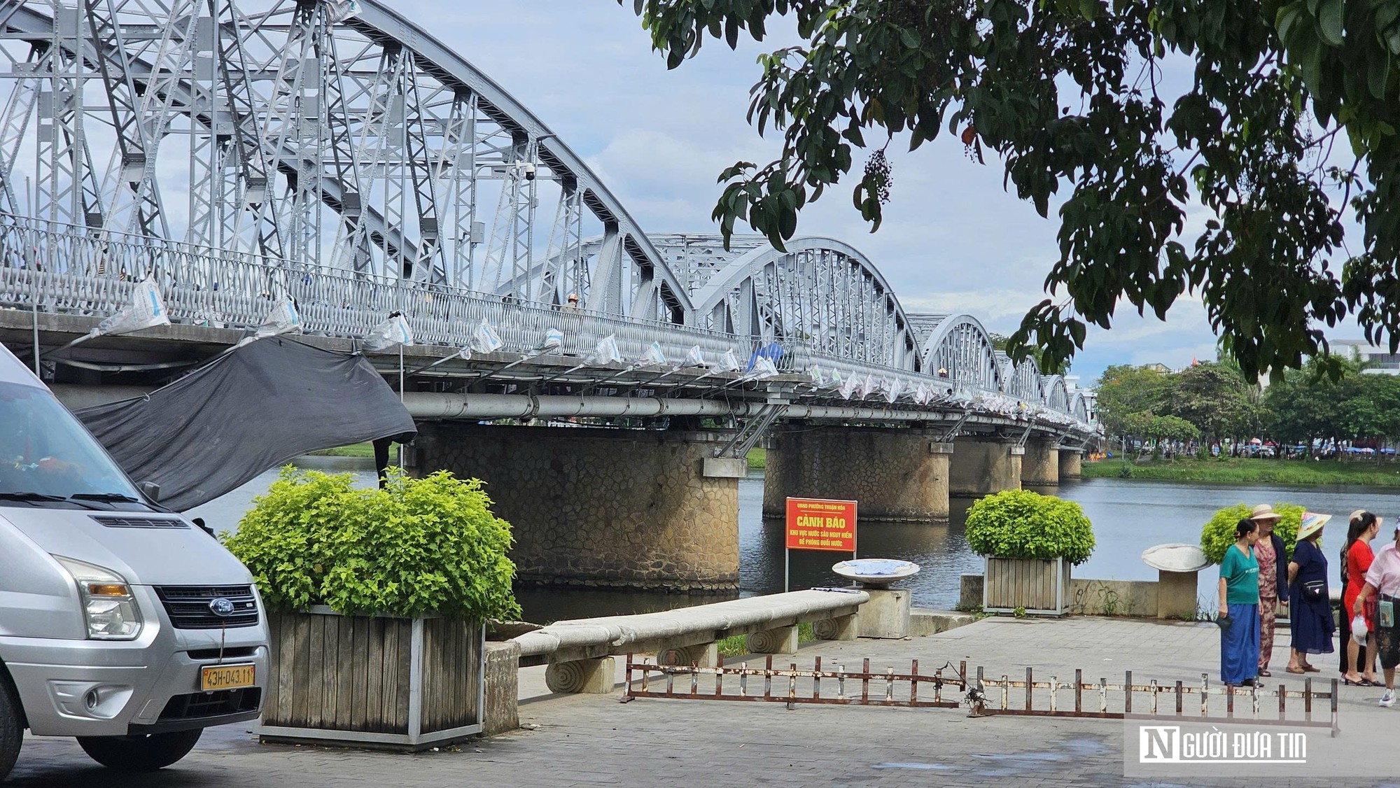 Cây cầu biểu tượng của Huế khoác “áo mới”, trở lại sắc nhũ bạc nguyên bản - Ảnh 1.