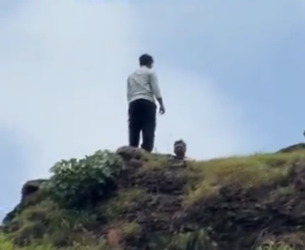 Cha mẹ cố gắng ngăn con trai tự tử và cái kết đau lòng - Ảnh 1.