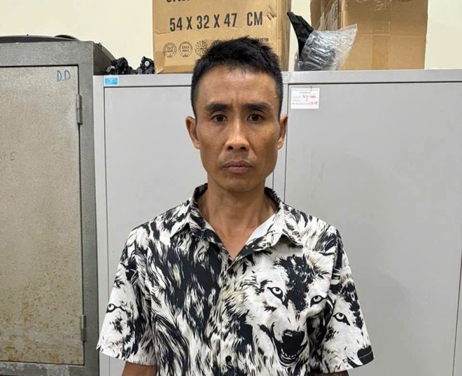 Người đàn ông đánh người giữa đường phố ở Hà Nội ra đầu thú - Ảnh 1.