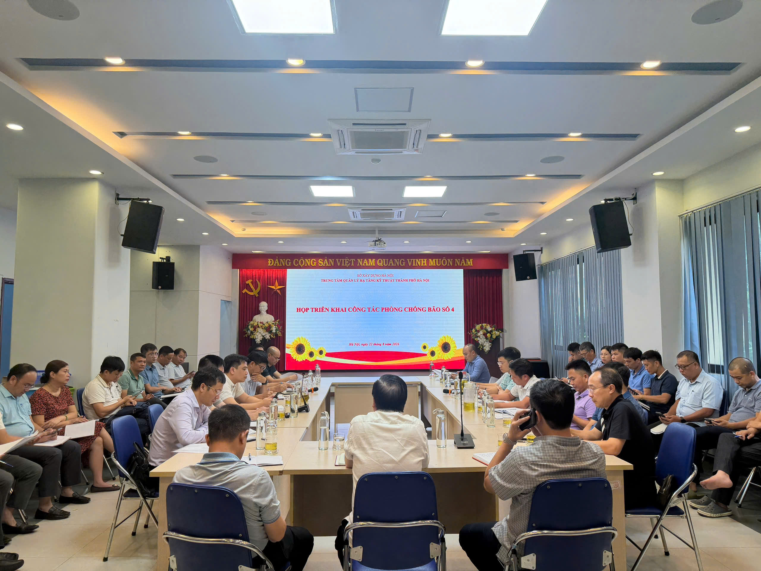 Hà Nội huy động 2.500 người và hàng trăm phương tiện ứng phó bão số 4- Ảnh 1.