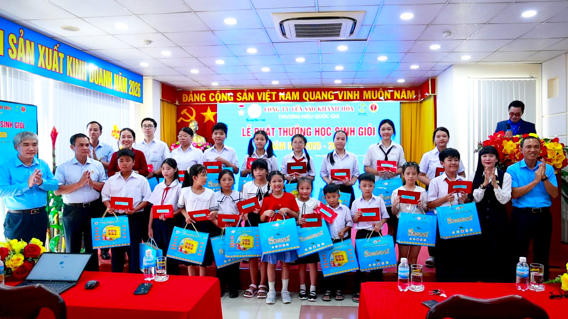 Yến sào Khánh Hòa dành gần 2,3 tỷ đồng khen thưởng 2.170 học sinh - Ảnh 2.