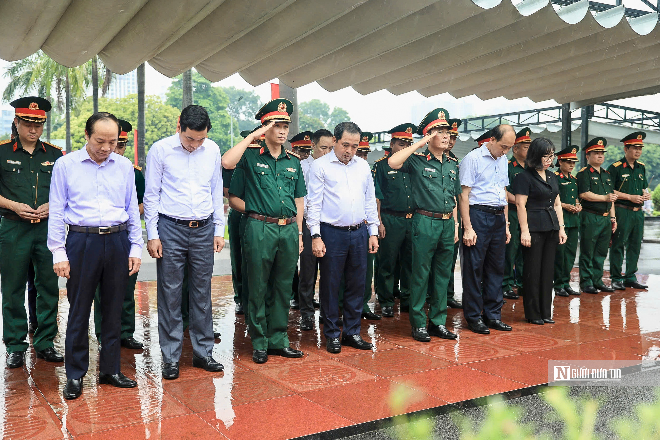 Bí thư Hà Nội thăm, động viên lực lượng tìm kiếm hài cốt liệt sĩ tại Nghĩa trang Mai Dịch- Ảnh 1.