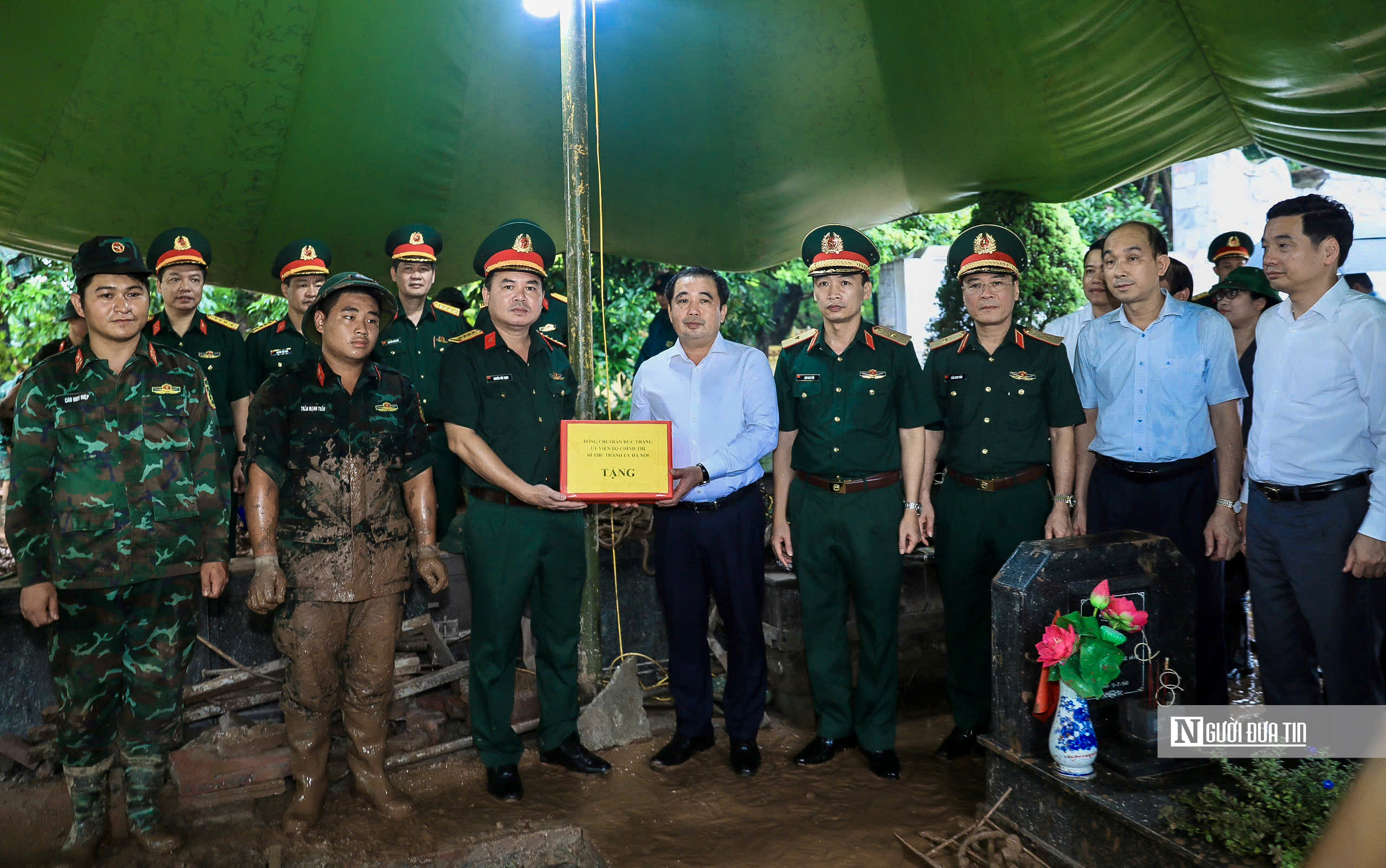 Bí thư Hà Nội thăm, động viên lực lượng tìm kiếm hài cốt liệt sĩ tại Nghĩa trang Mai Dịch- Ảnh 10.
