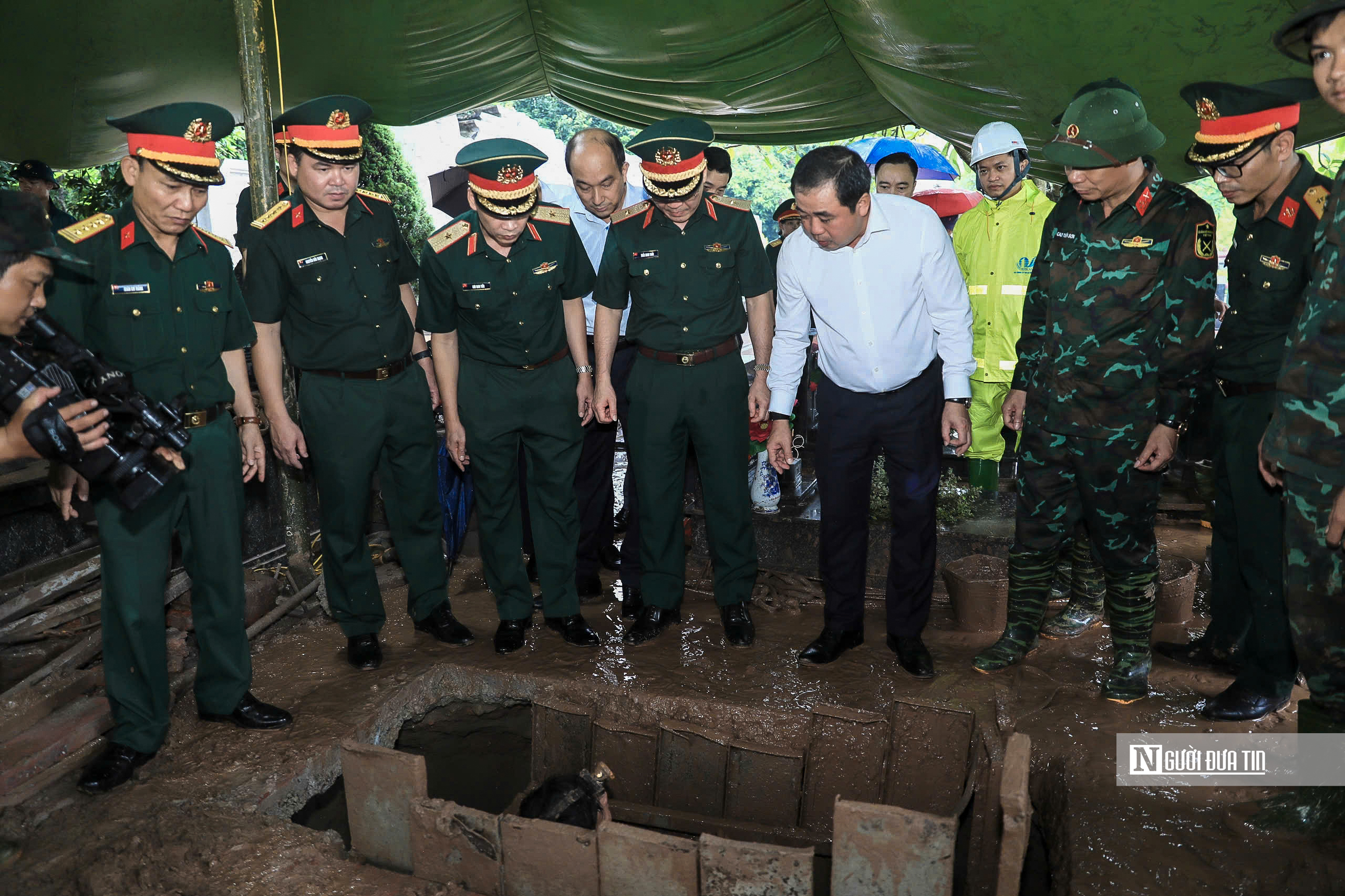 Bí thư Hà Nội thăm, động viên lực lượng tìm kiếm hài cốt liệt sĩ tại Nghĩa trang Mai Dịch- Ảnh 5.
