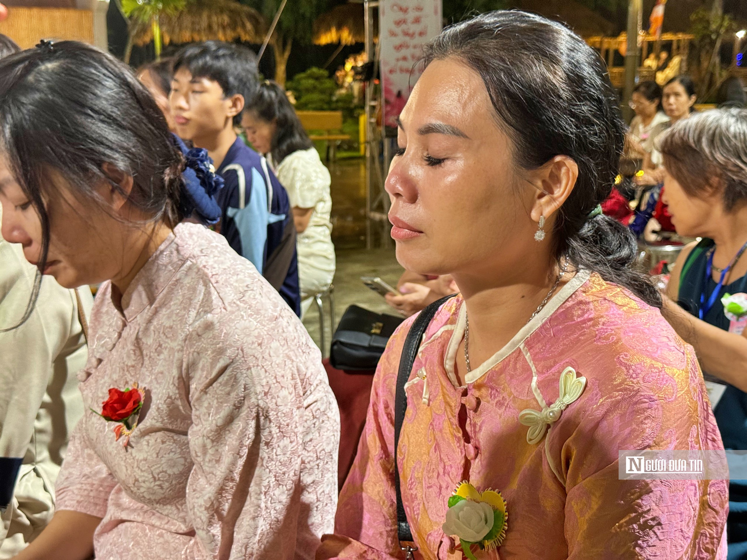Nhiều người bật khóc nhớ về công ơn cha mẹ trong lễ Vu lan báo hiếu- Ảnh 9.