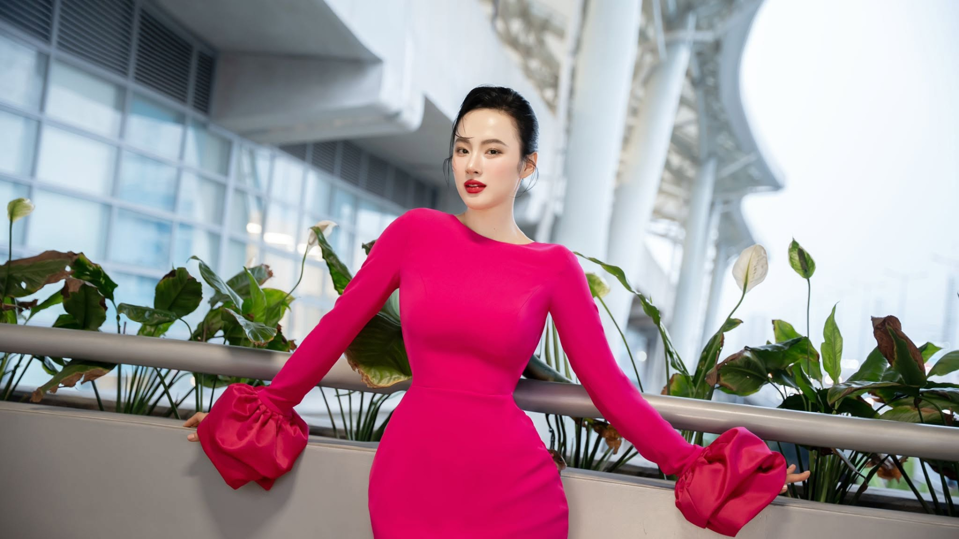 Angela Phương Trinh gây sốc với diện mạo khác lạ - Ảnh 4.