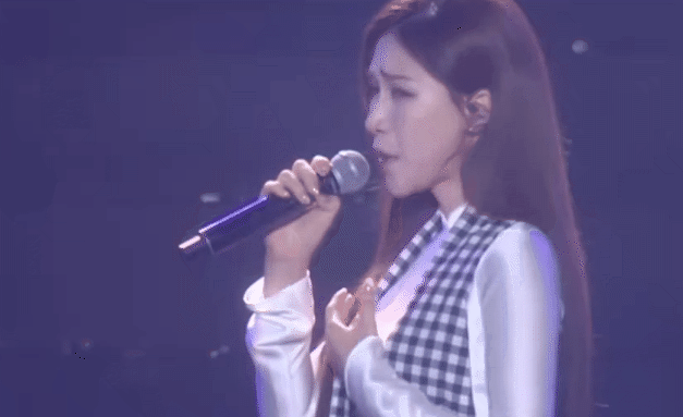 Concert Tổ quốc trong tim 2026: Hòa Minzy lấy nước mắt của hàng nghìn khán giả - Ảnh 4.